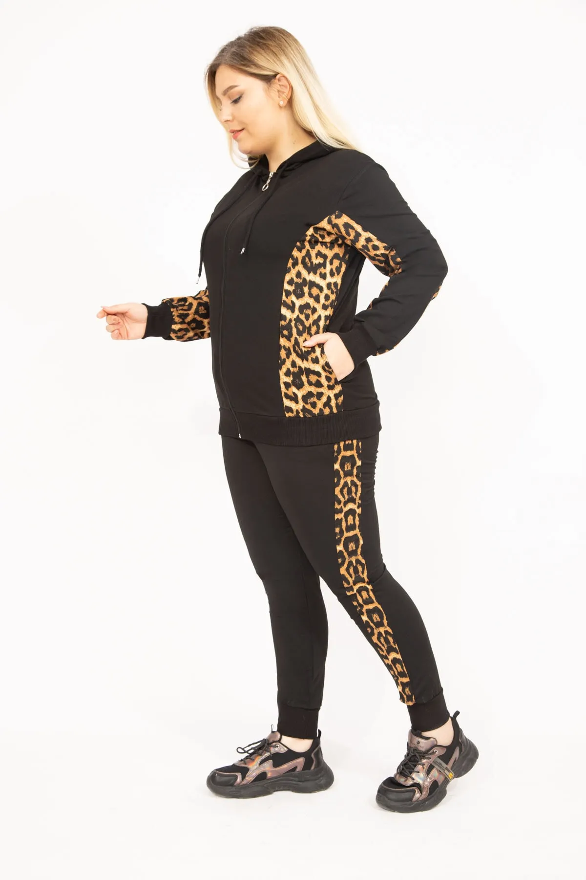 Şans  Schwarzes Damen-Sweatshirt-Hose-Set mit Kapuze, großes Leopardenmuster, 65n35744