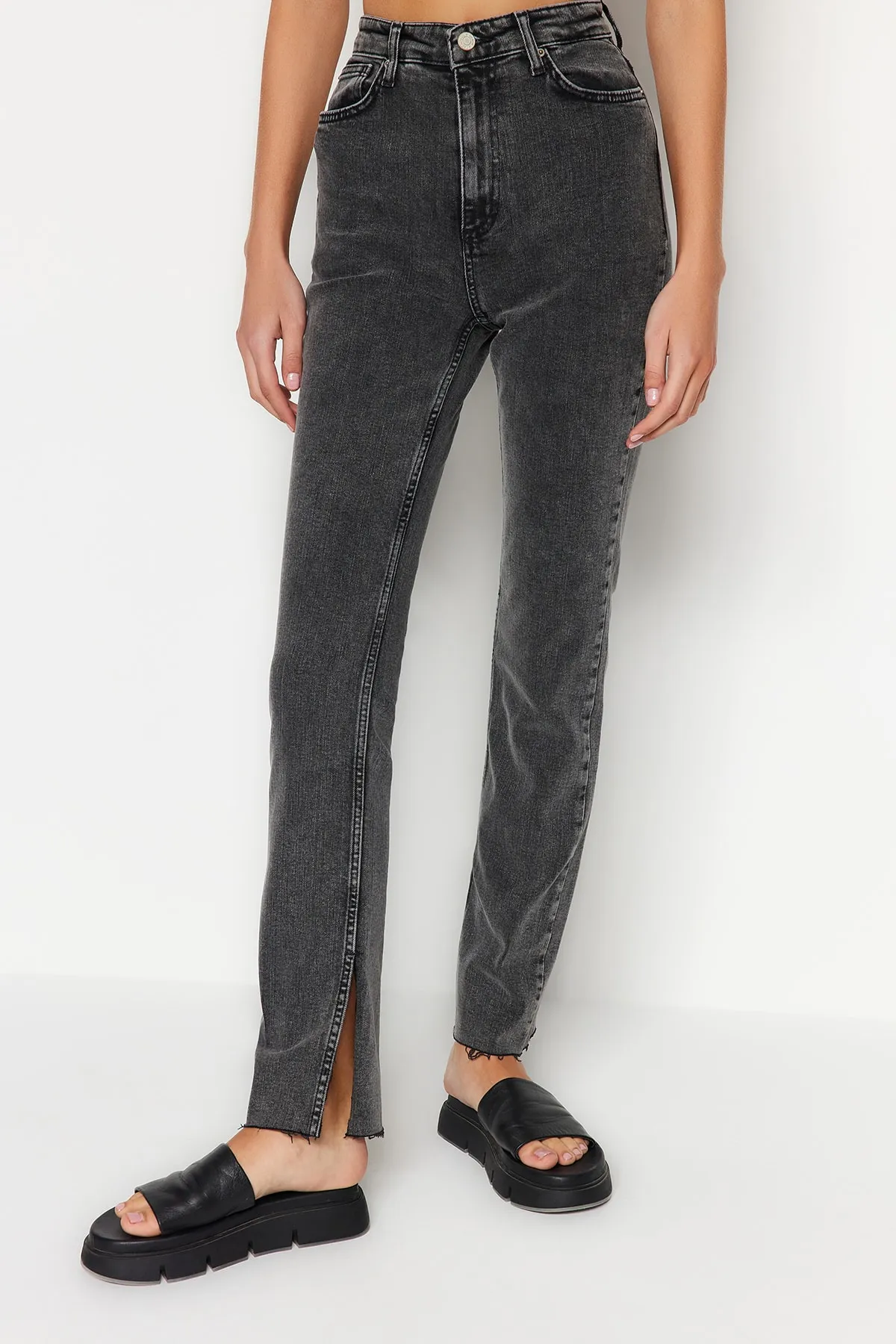 Trendyol Collection  Anthrazitfarbene High Waist Slim Flare Jeans mit Schlitz TWOAW22JE0382