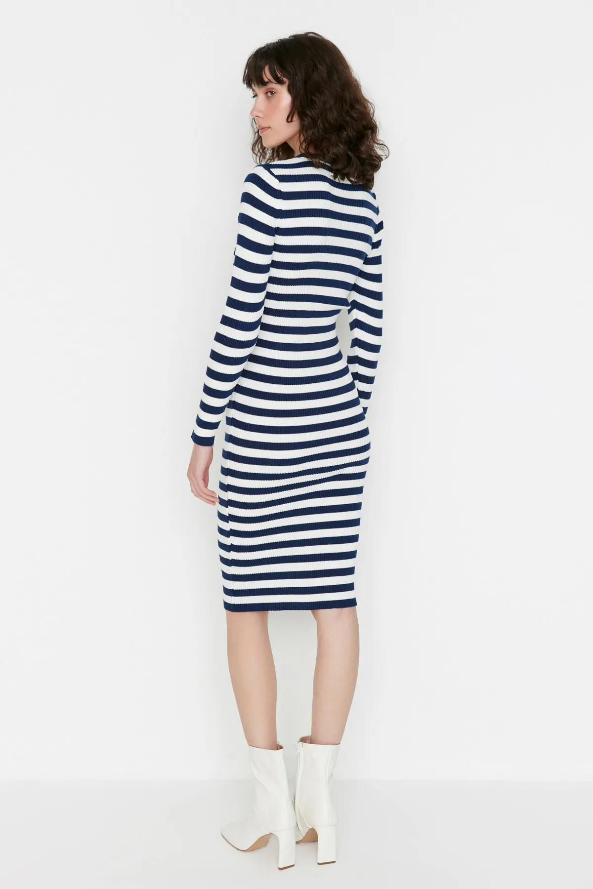 Trendyol Collection  Marineblau Marineblaues figurbetontes gestreiftes Mini-Strickkleid TWOAW23EL00018 Kleid TWOAW23EL00018