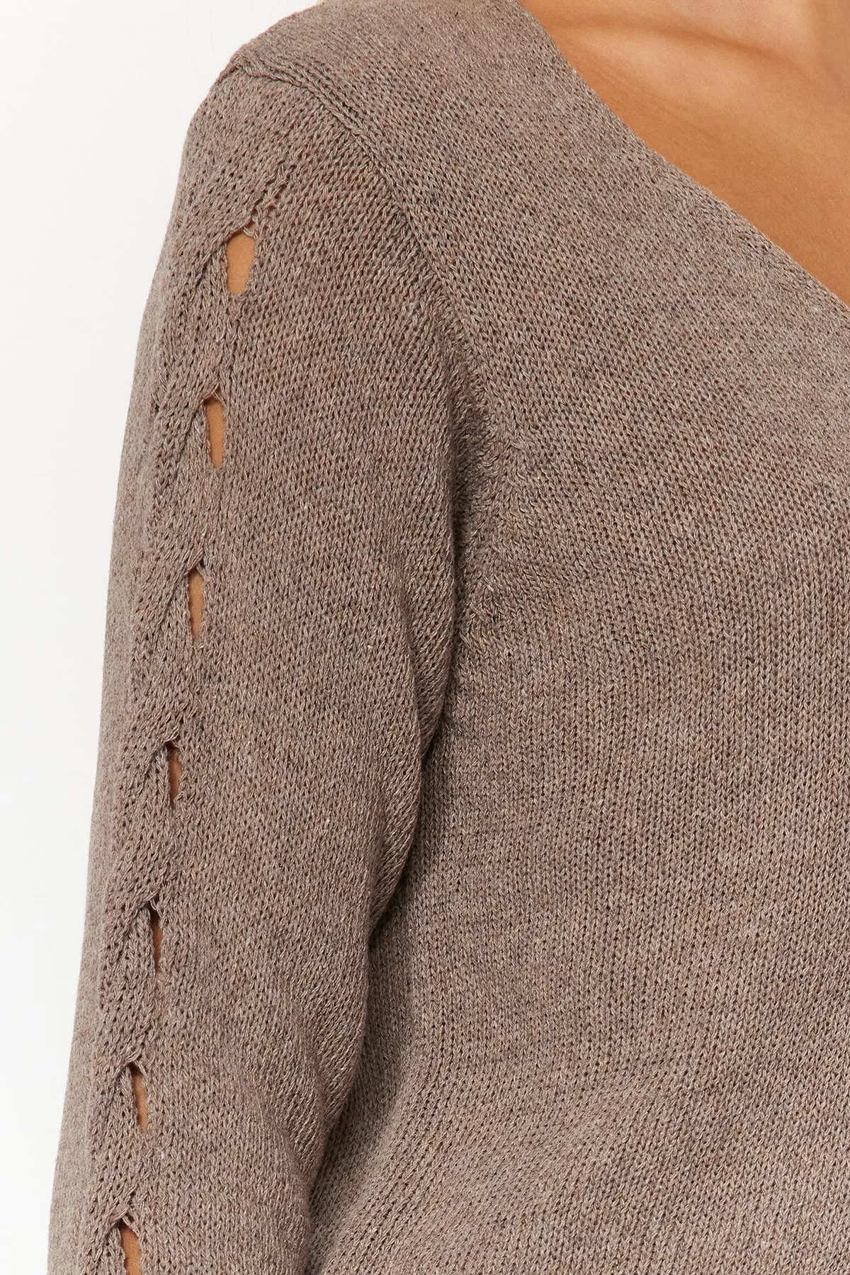 Trendyol Collection  Nerzfarbener Strickpullover mit durchbrochenem V-Ausschnitt TWOAW24KZ01217
