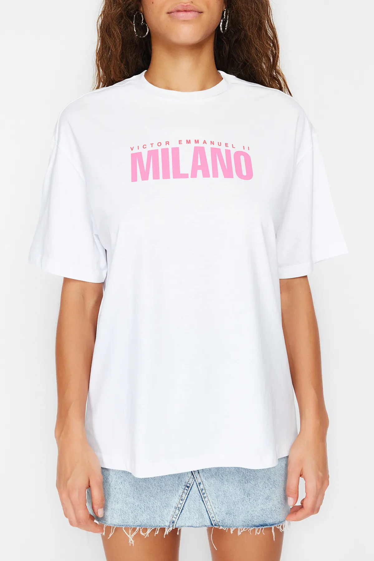 Trendyol Collection  Weißes, bedrucktes, übergroßes/weites Strick-T-Shirt mit Rundhalsausschnitt aus 100 % Baumwolle TWOSS24TS00066