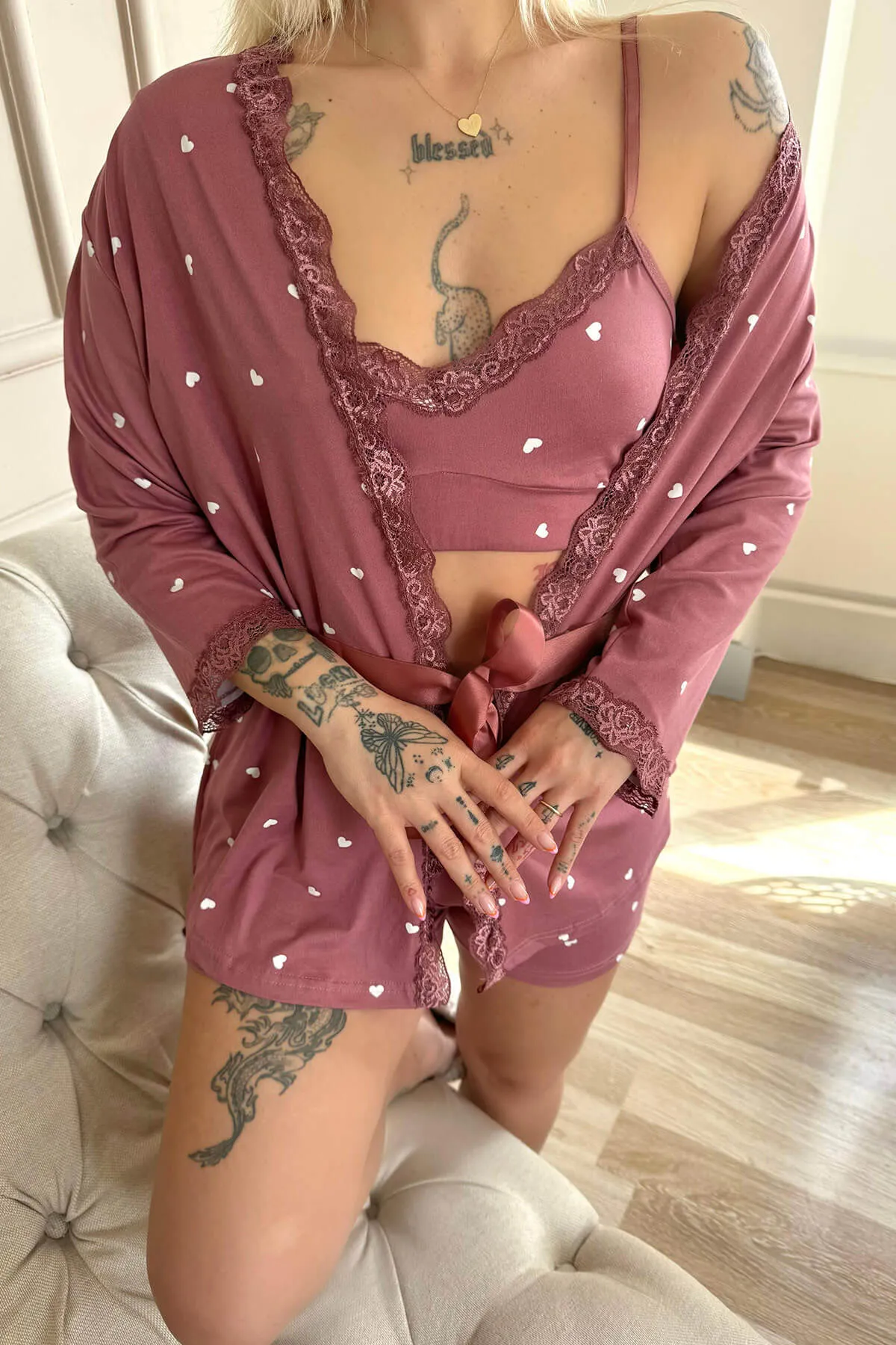 Pijamaevi  Herzrosa gemustertes Bambus-Pyjama-Set mit Bademantel und Shorts