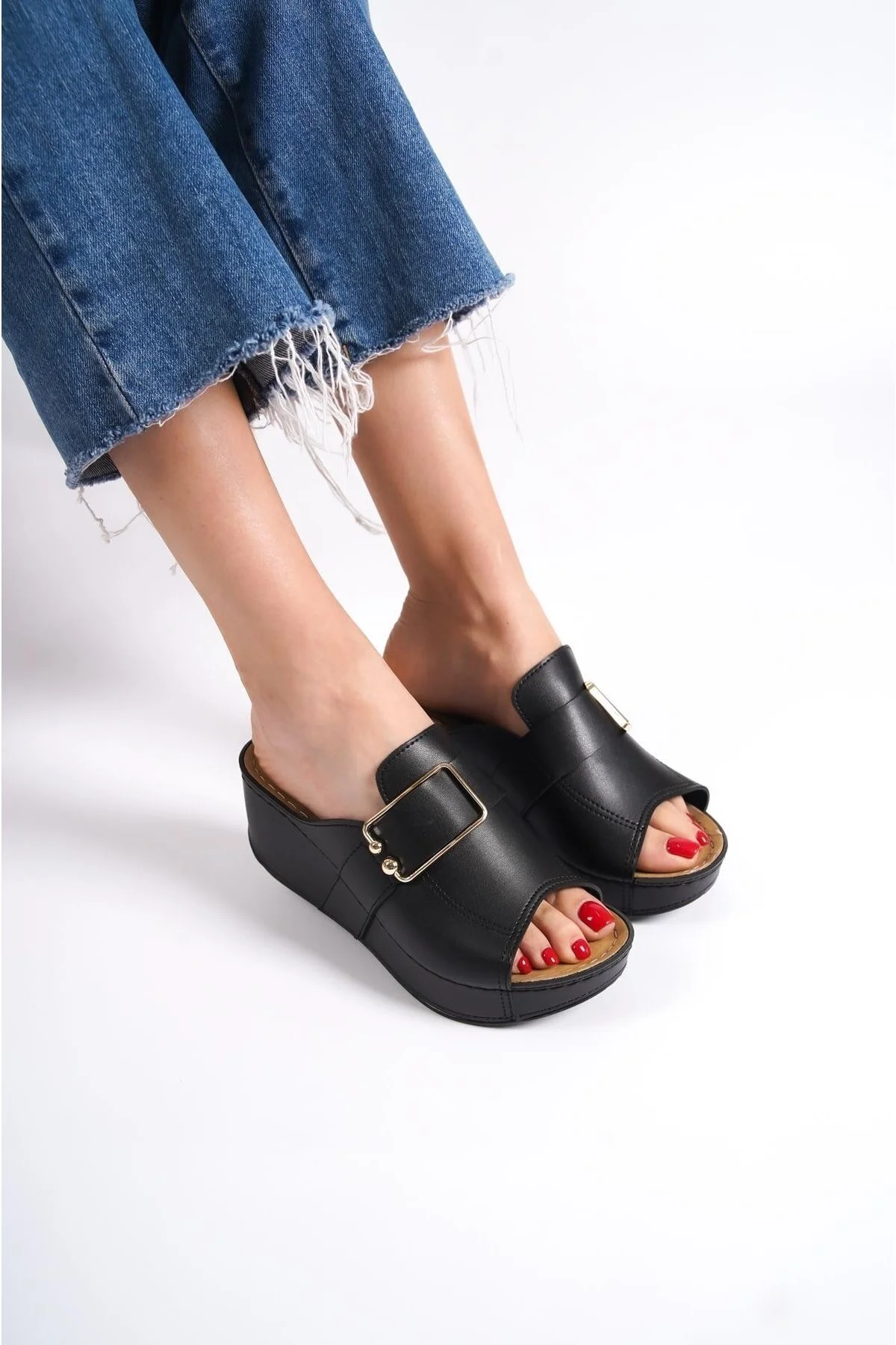 Capone Outfitters  Anatomisch weiche, bequeme Mutterhausschuhe mit Keilabsatz