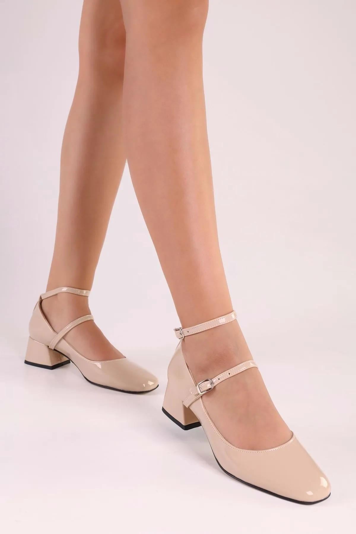 Shoeberry  Damen-Schuhe „Linnie Ten“ aus Lackleder mit dickem Absatz, hellbraunes Lackleder