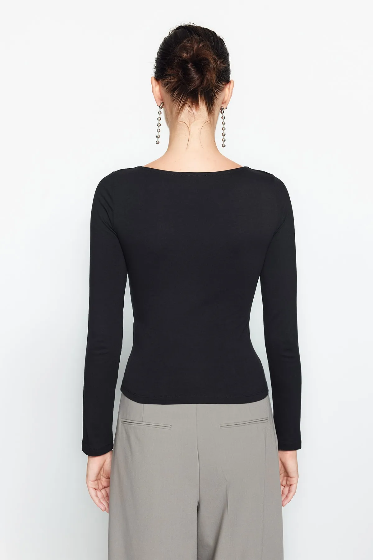 Trendyol Collection  Schwarze, dehnbare, dehnbare Strickbluse aus Baumwolle mit U-Boot-Ausschnitt TWOAW24BZ00166