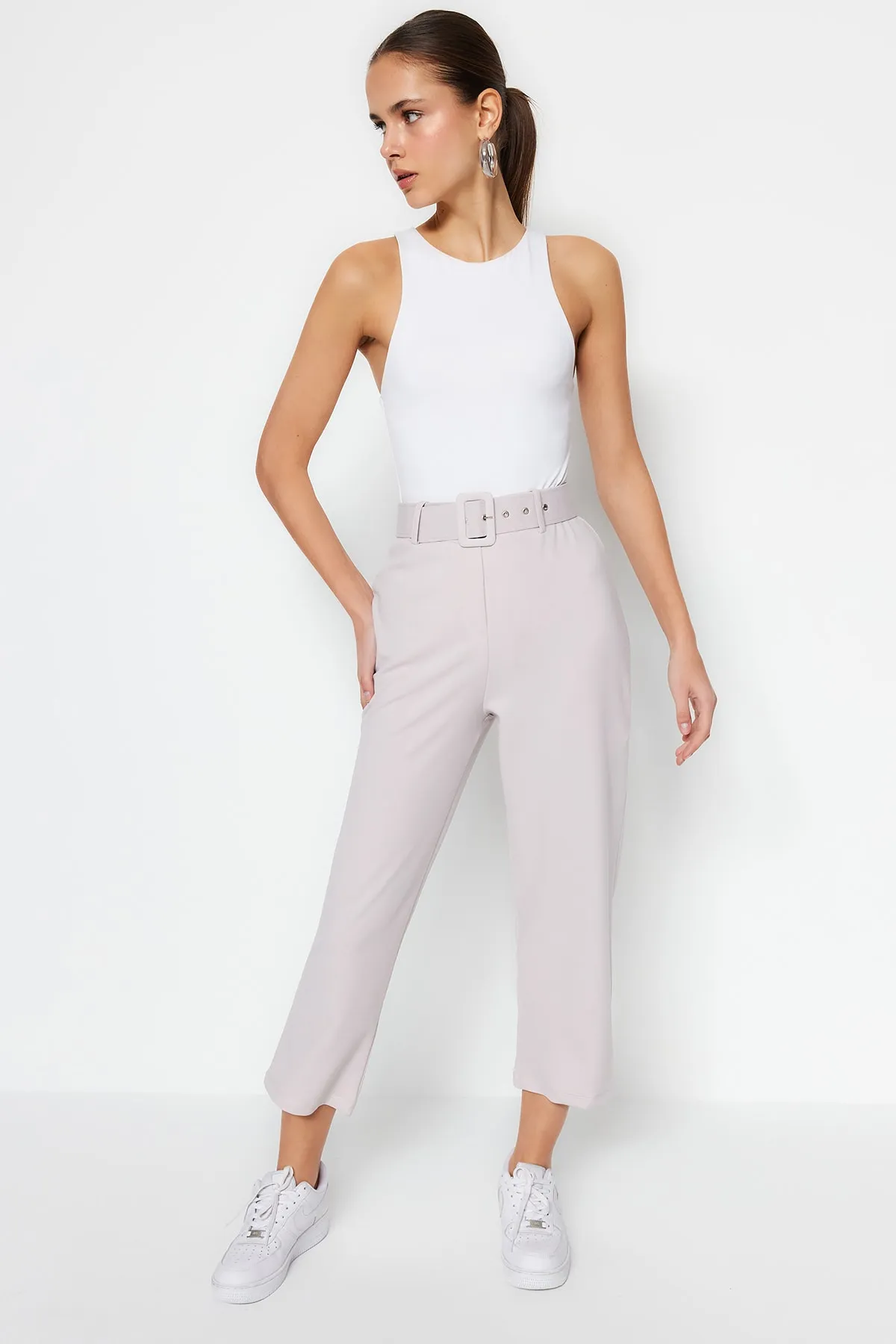 Trendyol Collection  Smarte Krepp-Strickhose im Karottenschnitt mit hohem Bund und Gürtel in Steinoptik TWOSS23PL00308