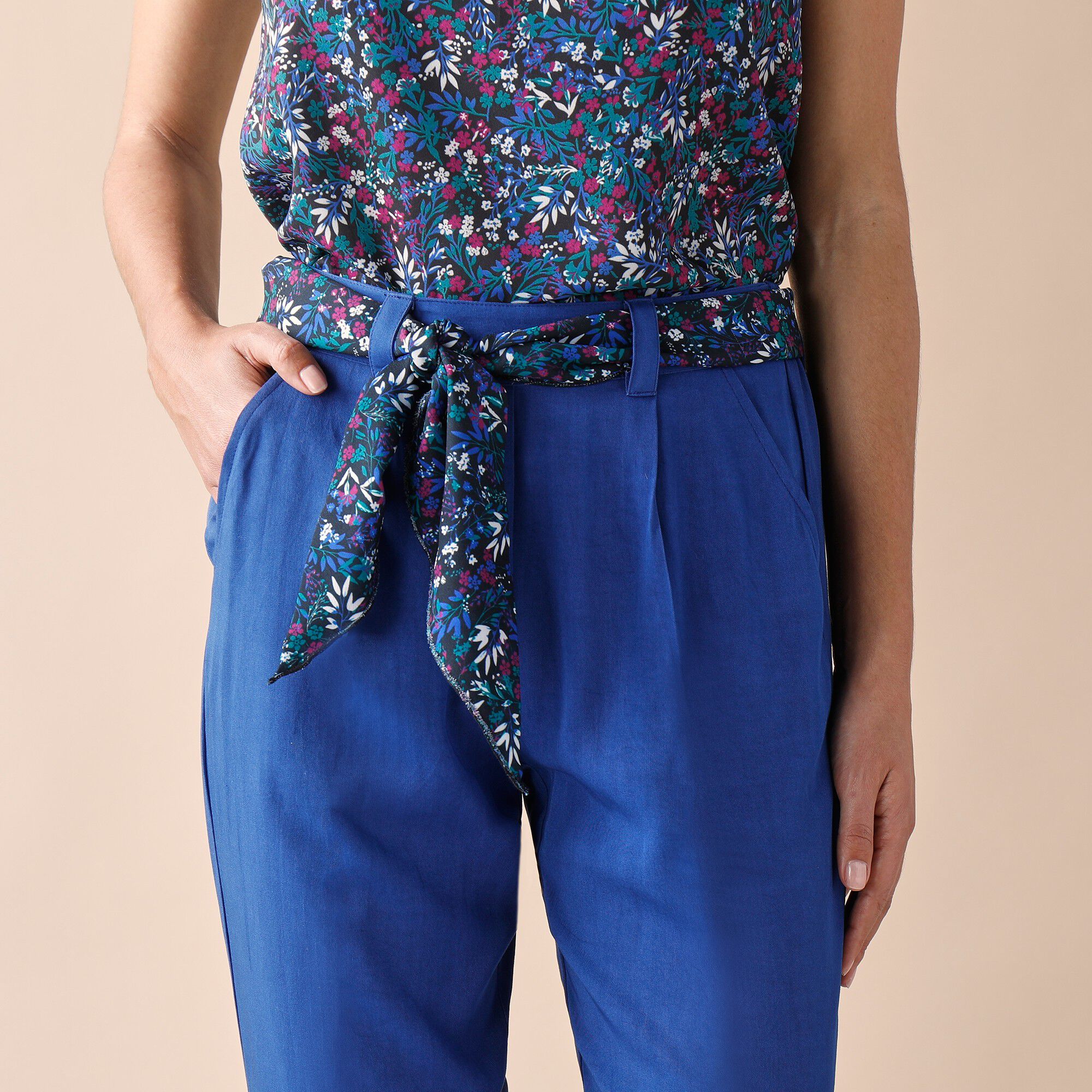 Pantalon fuselé uni ceinturé