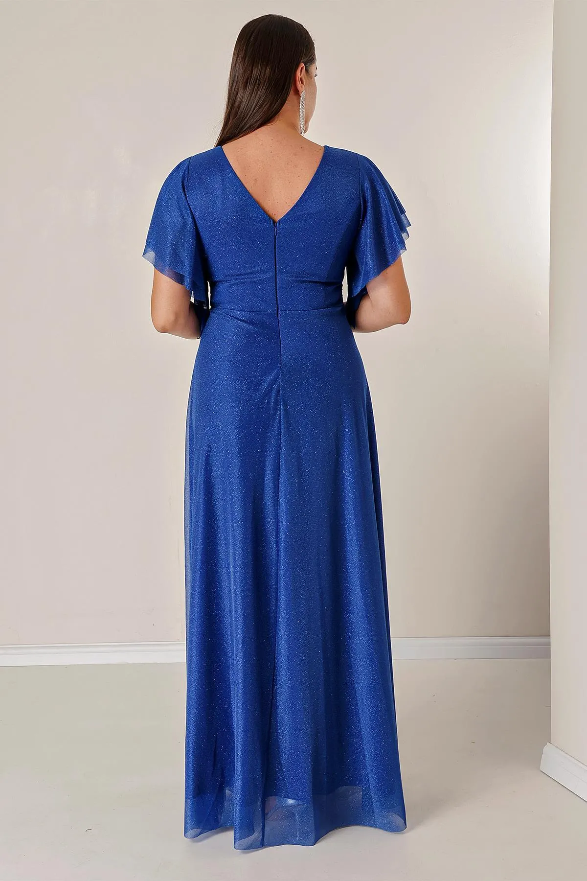 By Saygı  Langes Lurex-Kleid in Übergröße mit zweireihigem Ausschnitt vorne, drapierten, gefütterten Ärmeln, Volant und Schlitz