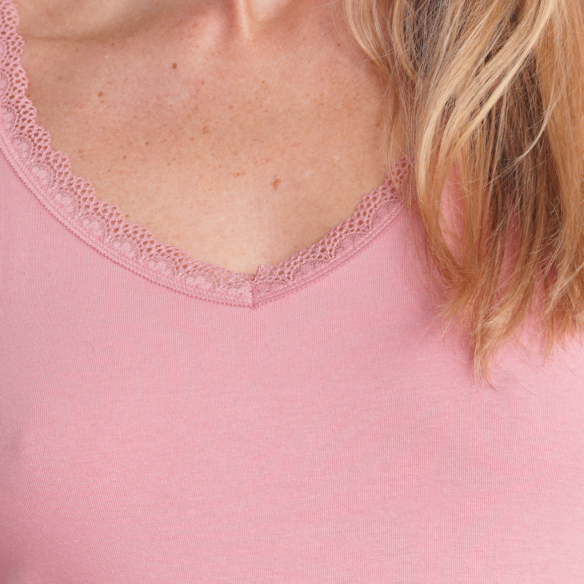 2 Damen Unterhemden mit Spitze
