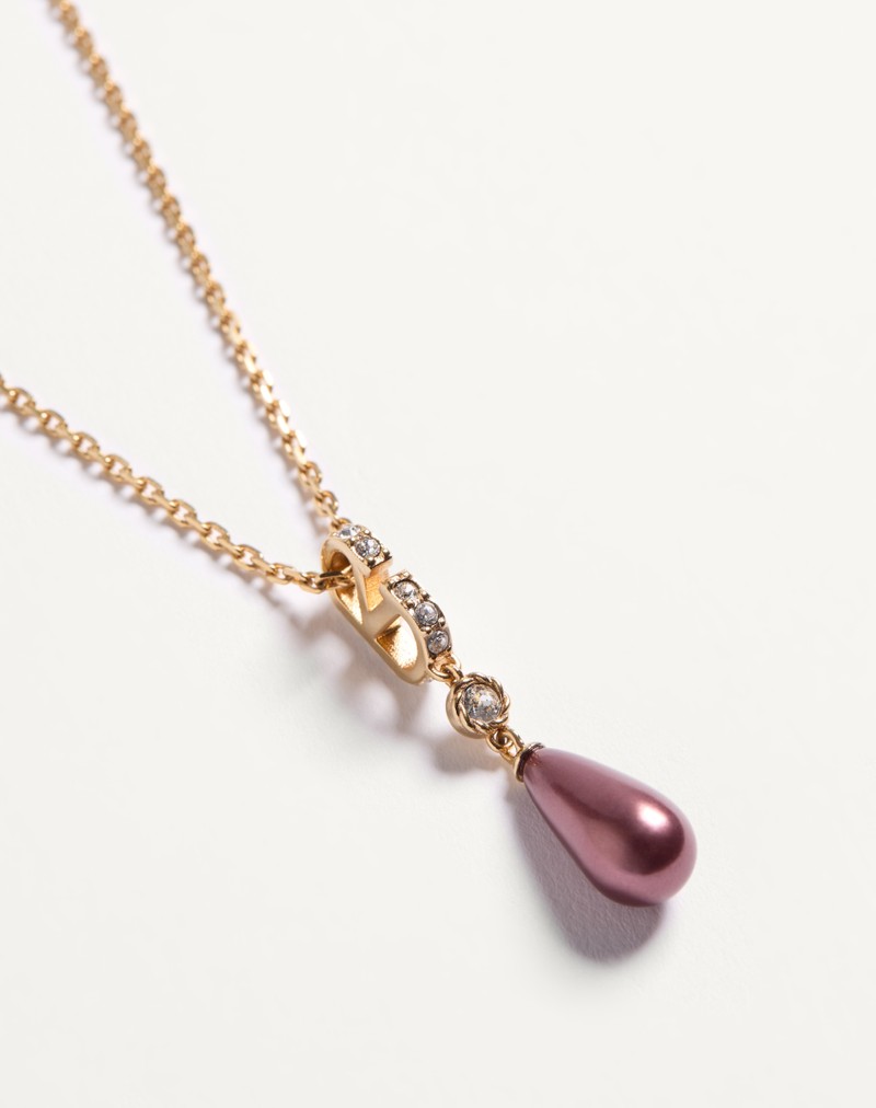 Colar com pingente VLogo Signature em metal, cristais Swarovski® e gotas de vidro.