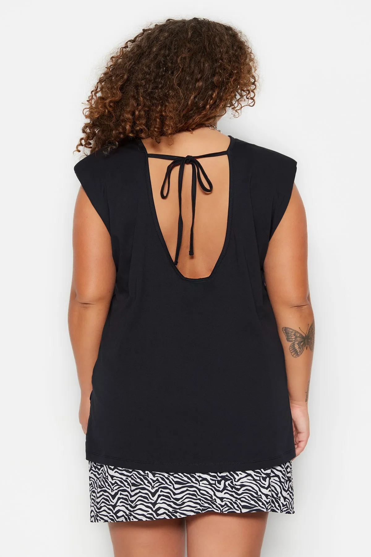 Trendyol Curve  Weißes, nachhaltigeres, wattiertes Strick-T-Shirt mit tiefem Ausschnitt am Rücken TBSSS23BF00045