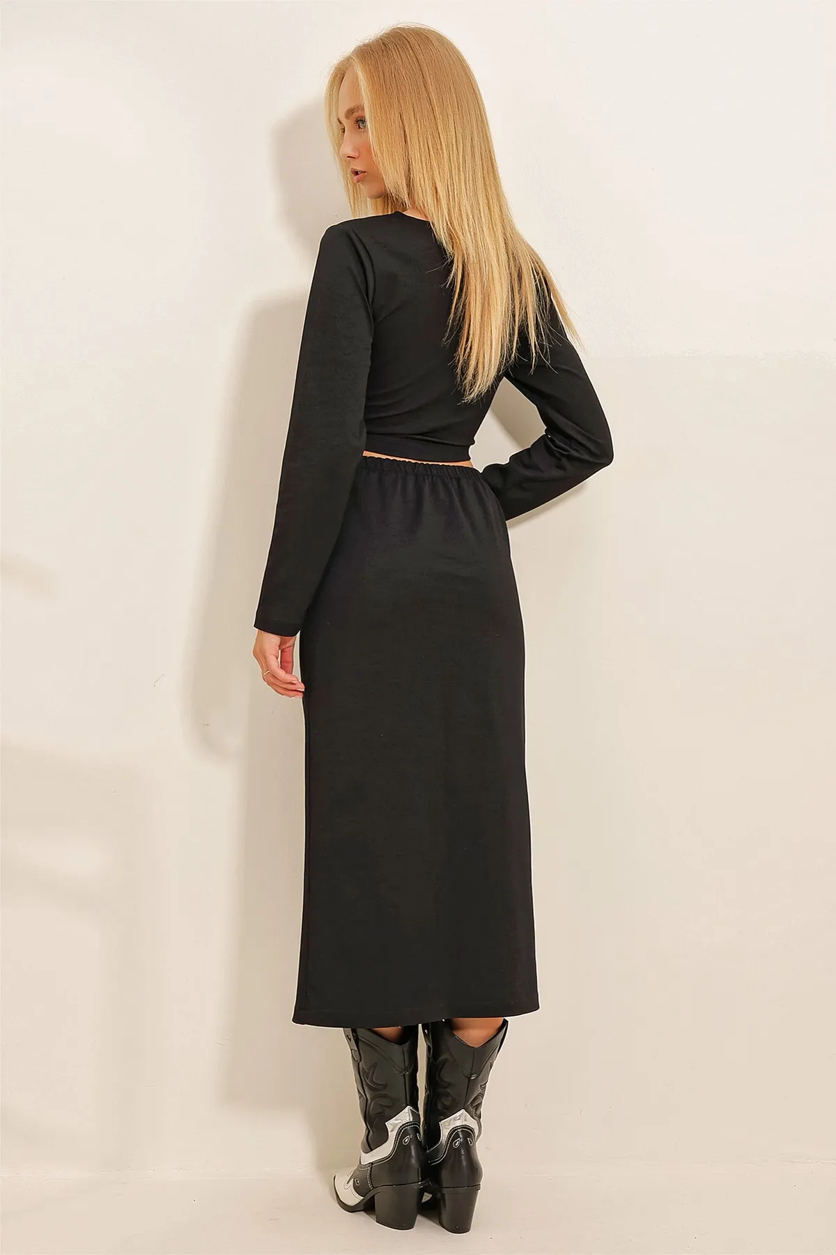 Trend Alaçatı Stili  Schwarzes Set aus kurzer Bluse mit Rundhalsausschnitt und Midiboy-Cordrock für Damen ALC-X10874