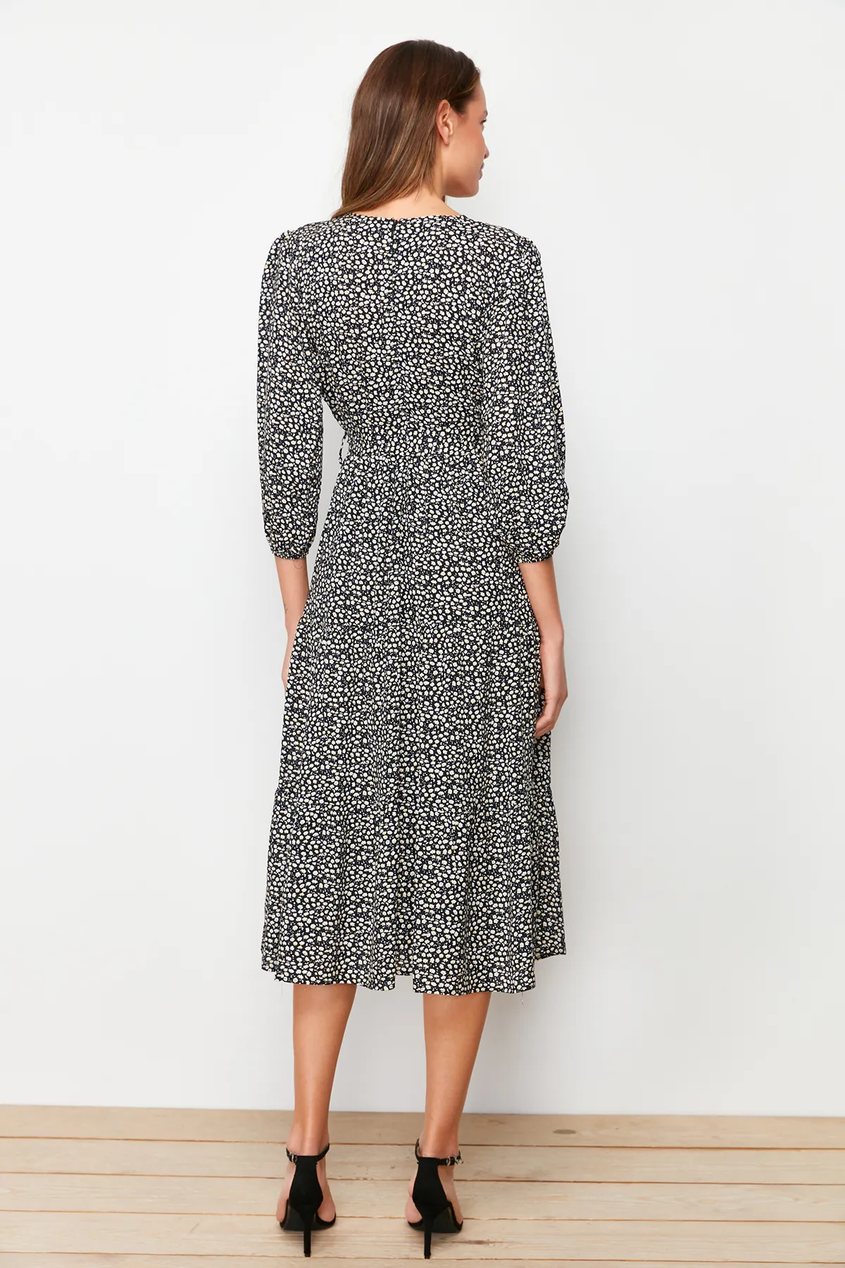 Trendyol Collection  Schwarzes, zweireihiges Maxi-Webkleid mit Blumenmuster TWOSS23EL01229