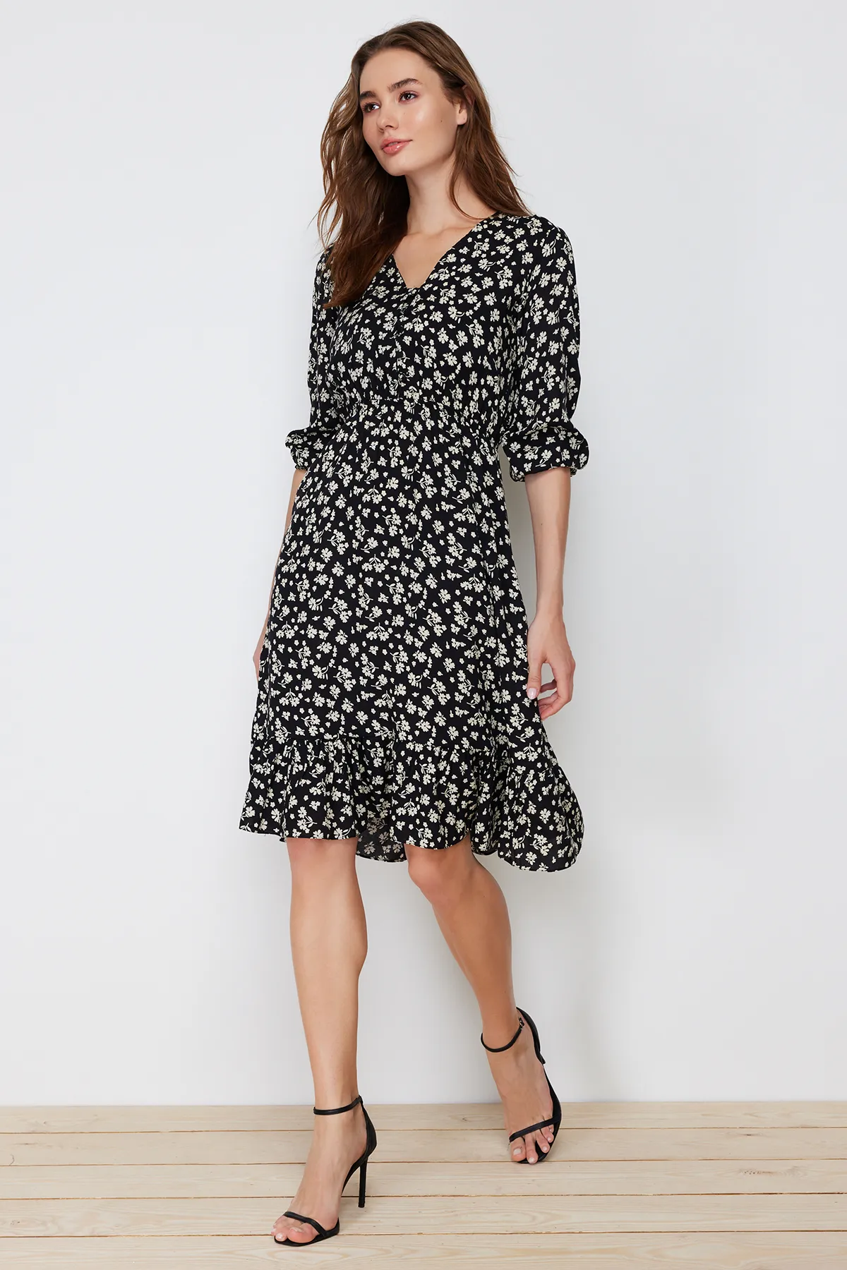 Trendyol Collection  Schwarzes, geblümtes, gewebtes Kleid mit Knöpfen TWOSS20EL0577