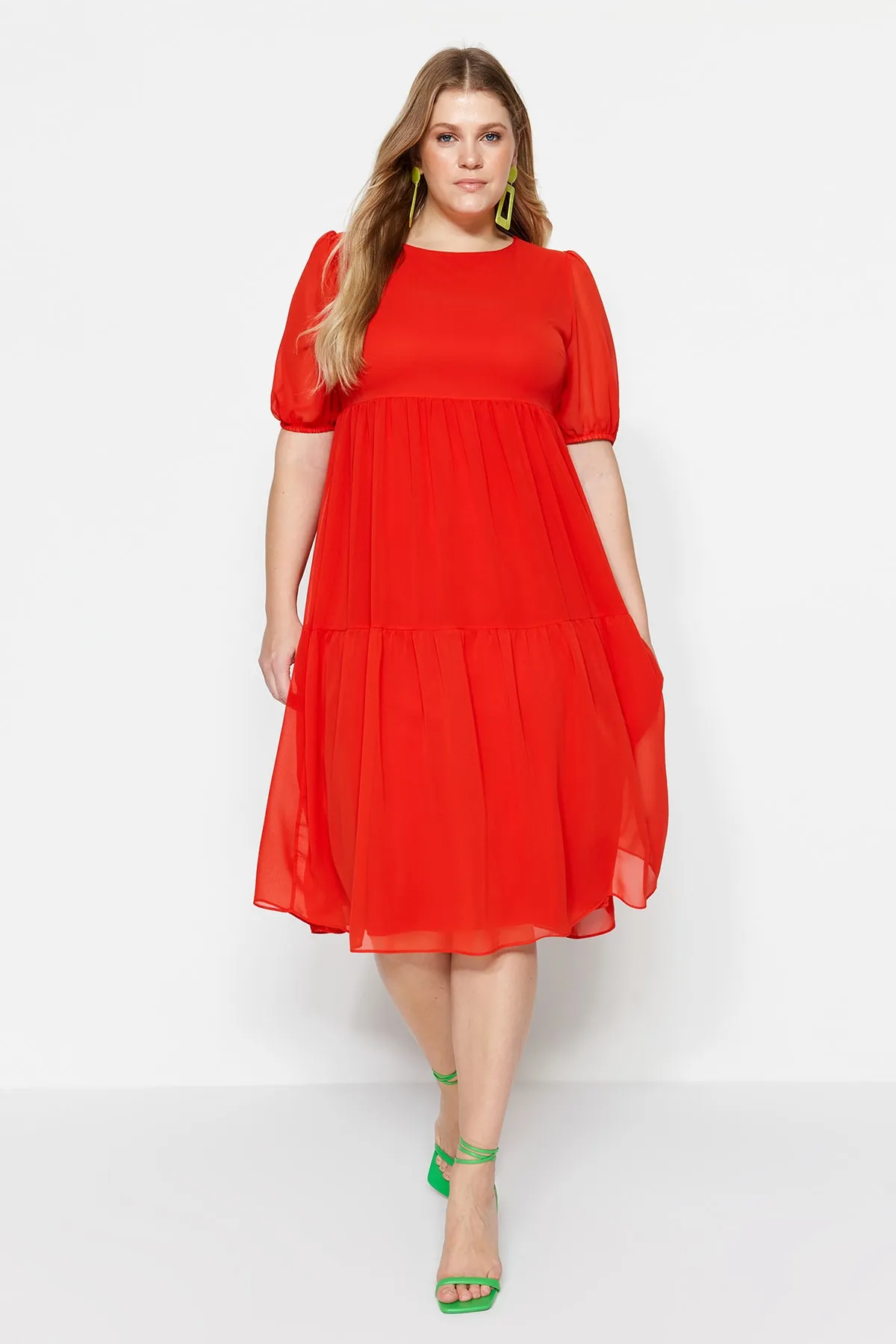 Trendyol Curve  Rotes gewebtes Chiffonkleid mit Ballonärmeln TBBSS23AH00041
