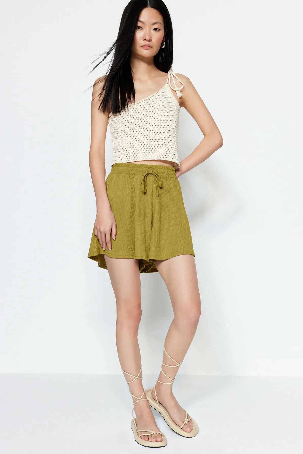 Trendyol Collection  Ölgrüne Shorts mit lockerer Passform und normaler Taille, Wickel-/Strukturstrick-Shorts TWOSS22SR0212
