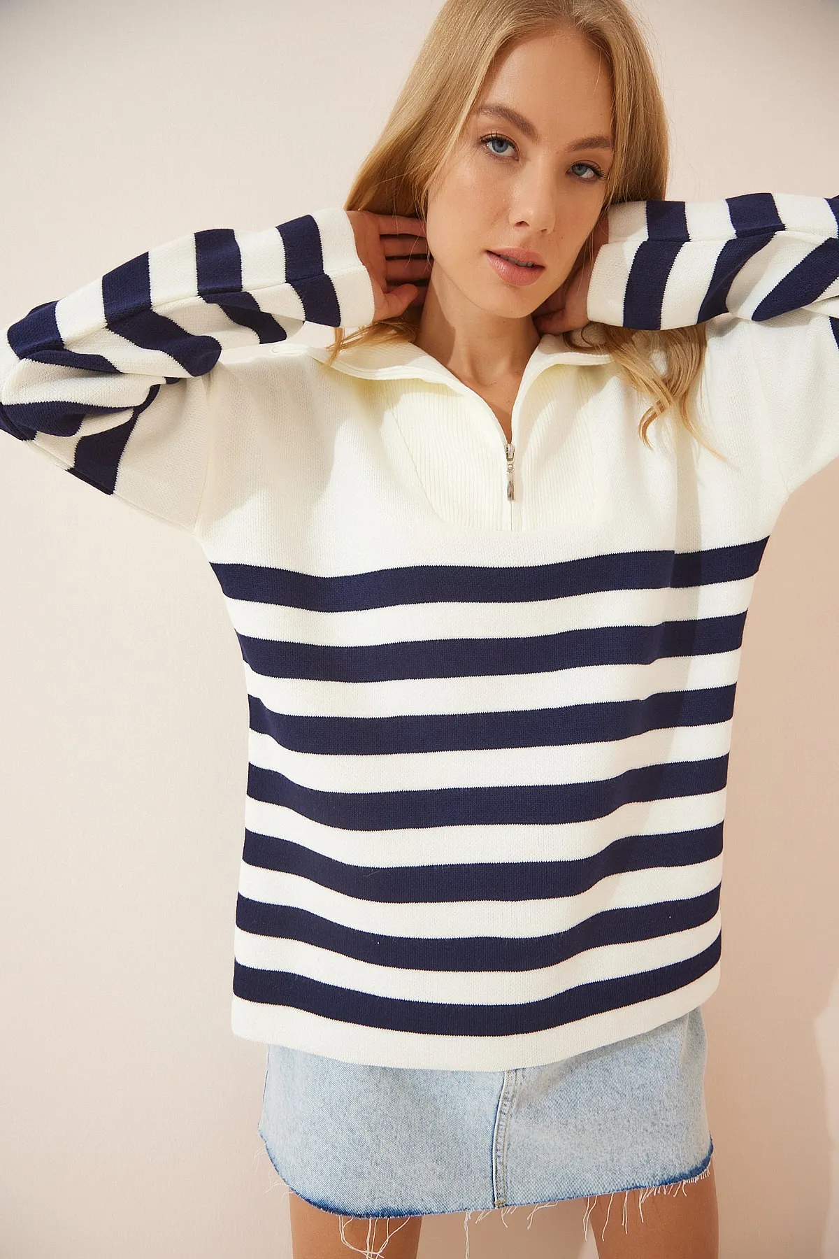 Happiness İstanbul  Damen Marineblau Weiß Gestreiftes Oversize Strick-Sweatshirt mit Reißverschluss Stehkragen BV00009