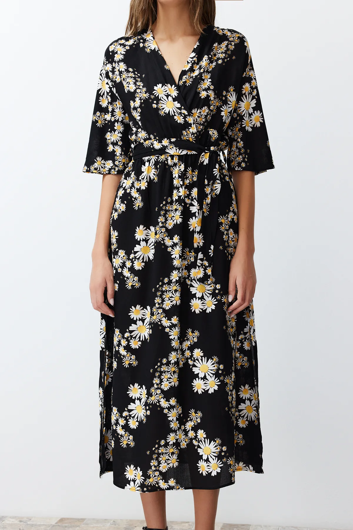Trendyol Collection  Schwarzes A-Linien-Midikleid aus Webstoff mit Blumenmuster, Gürtel, Zweireiher-Kragen TWOSS24EL00915