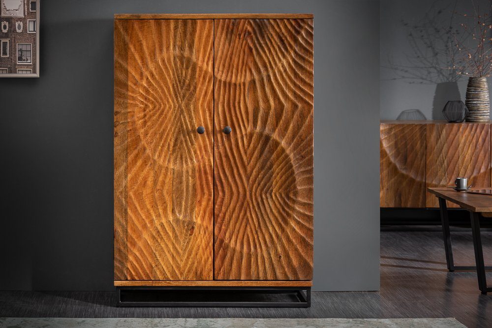 riess-ambiente Barschrank SCORPION 141cm braun / schwarz (Einzelartikel, 1-St) Wohnzimmer · Massivholz · Metall · 3D Schnitzereien