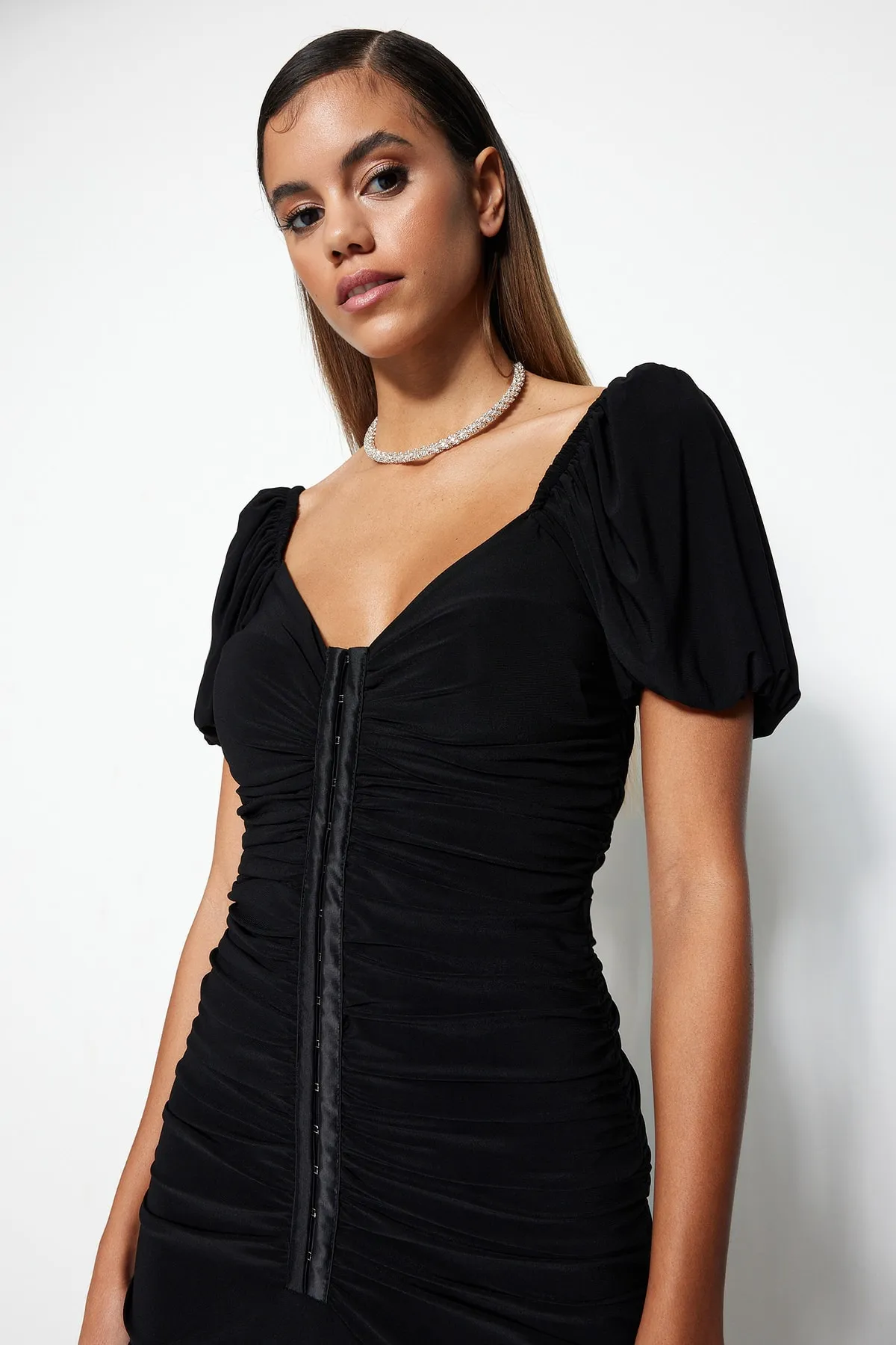 Trendyol Collection  Schwarzes, tailliertes, stilvolles Abendkleid mit gestricktem Sling TPRSS23EL00084