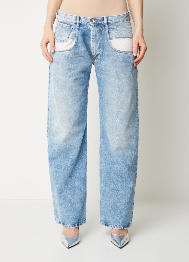 Blugi drepți cu talie înaltă de la Maison Margiela, într-o culoare deschisă.