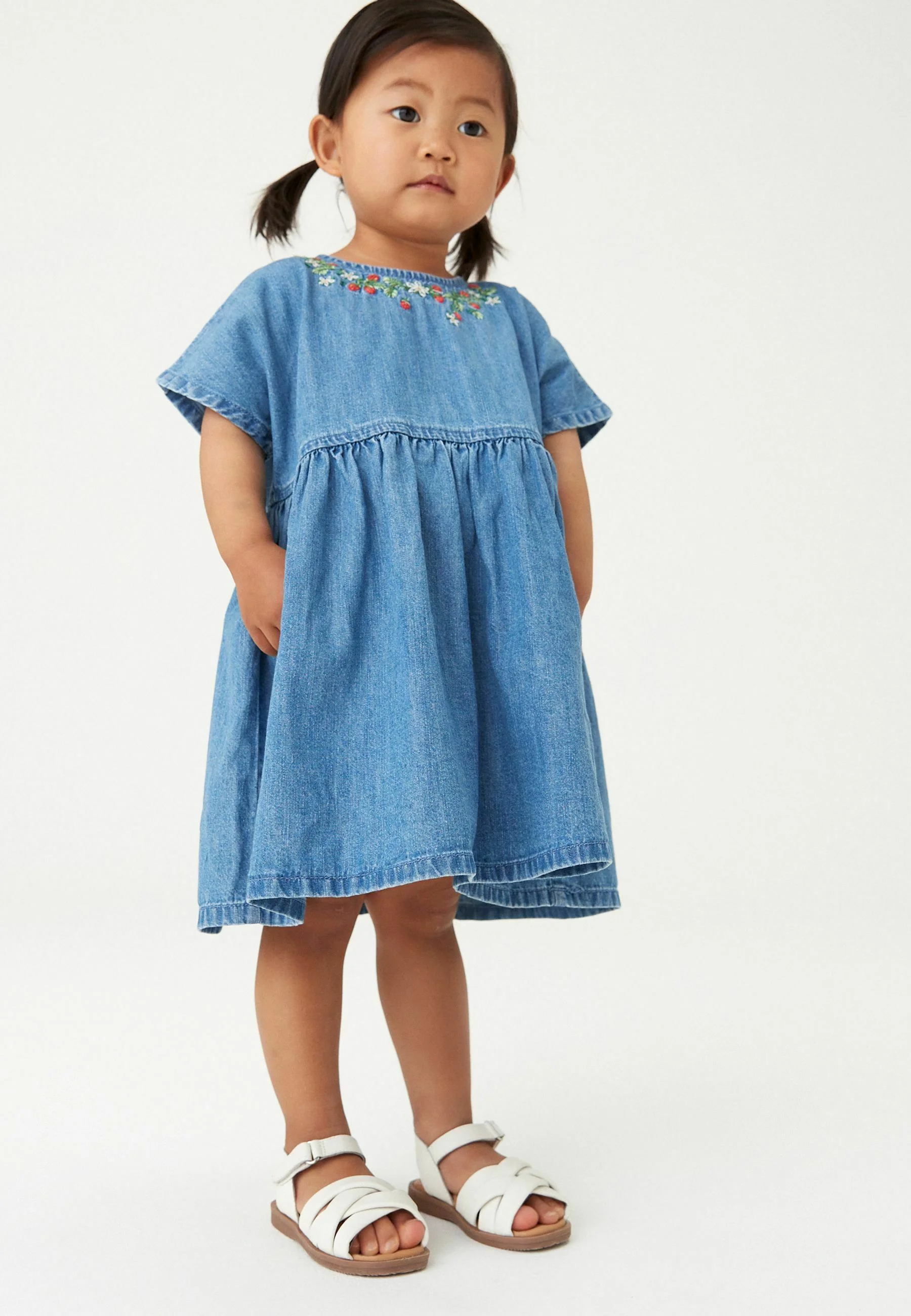 Siguiente FRESA BORDADA- Vestido vaquero