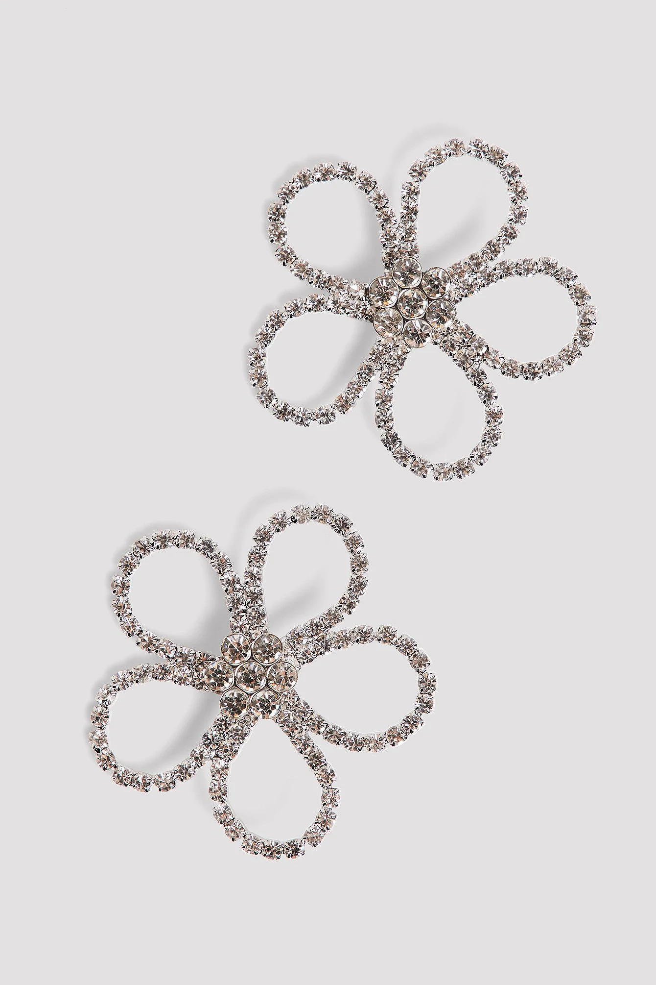 Blumenförmige Ohrringe mit Strass