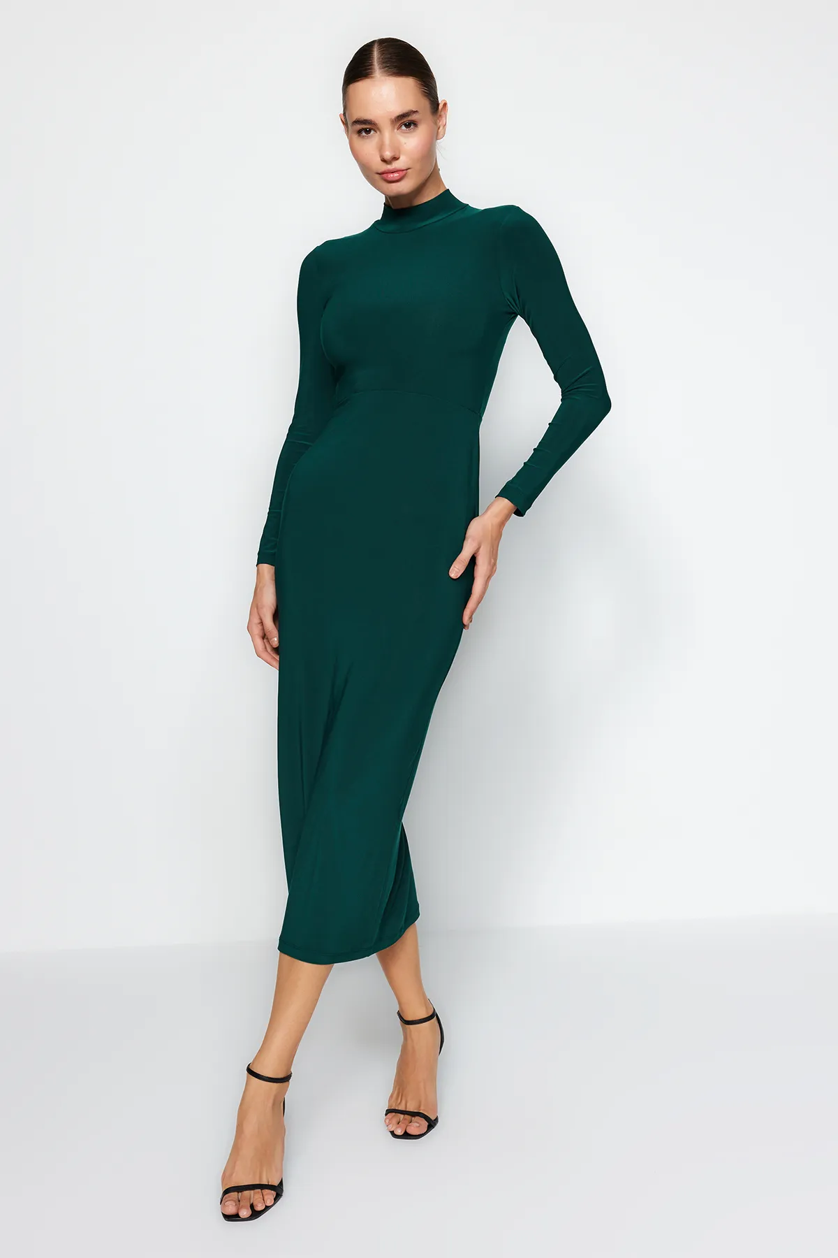 Trendyol Collection  Smaragdgrünes, eng anliegendes, dehnbares Maxi-Strickkleid mit hohem Kragen TWOAW24EL00614