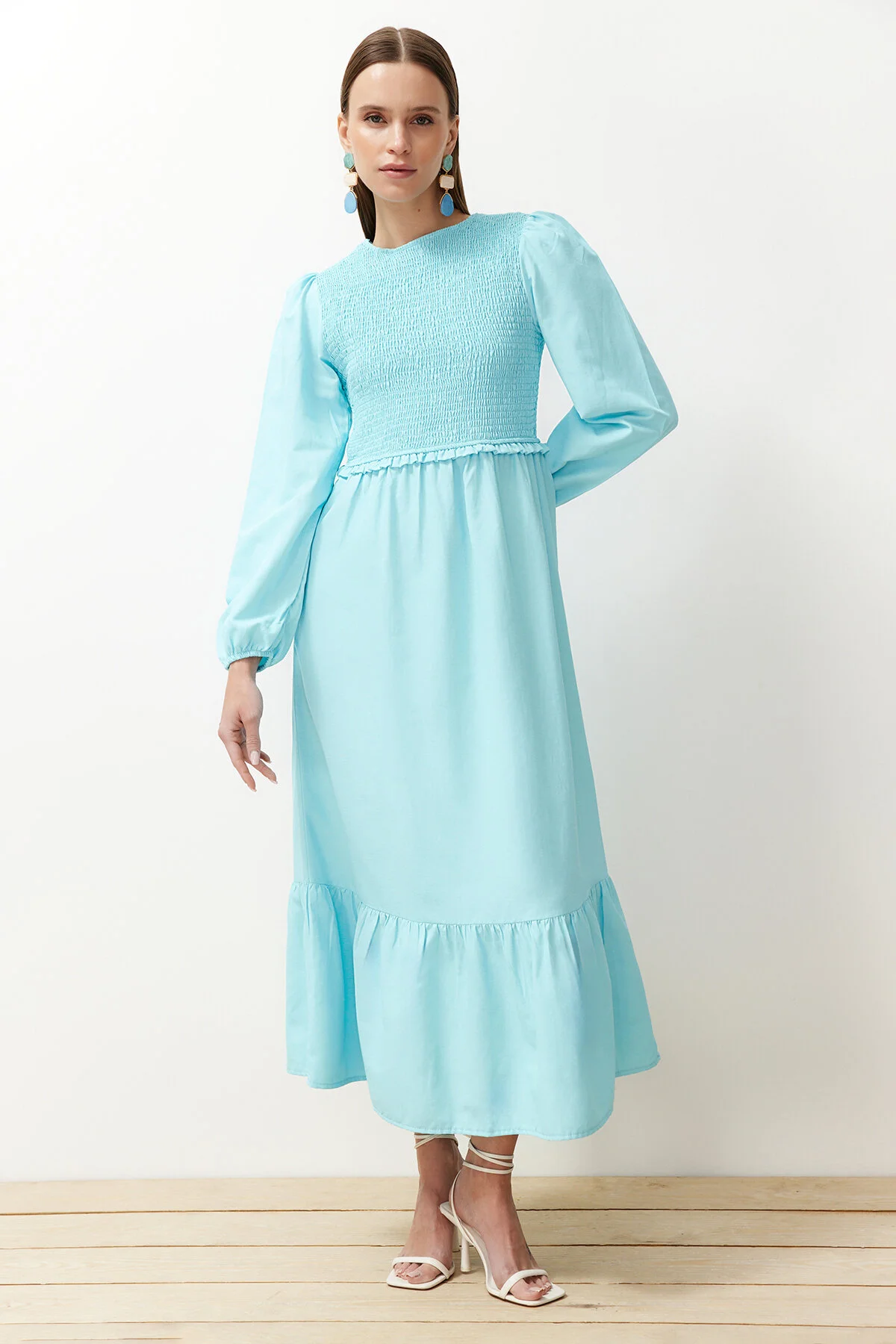 Trendyol Modest  Türkisfarbenes, gewebtes Kleid mit Rundhalsausschnitt und Gipe-Detail TCTAW22EB0109