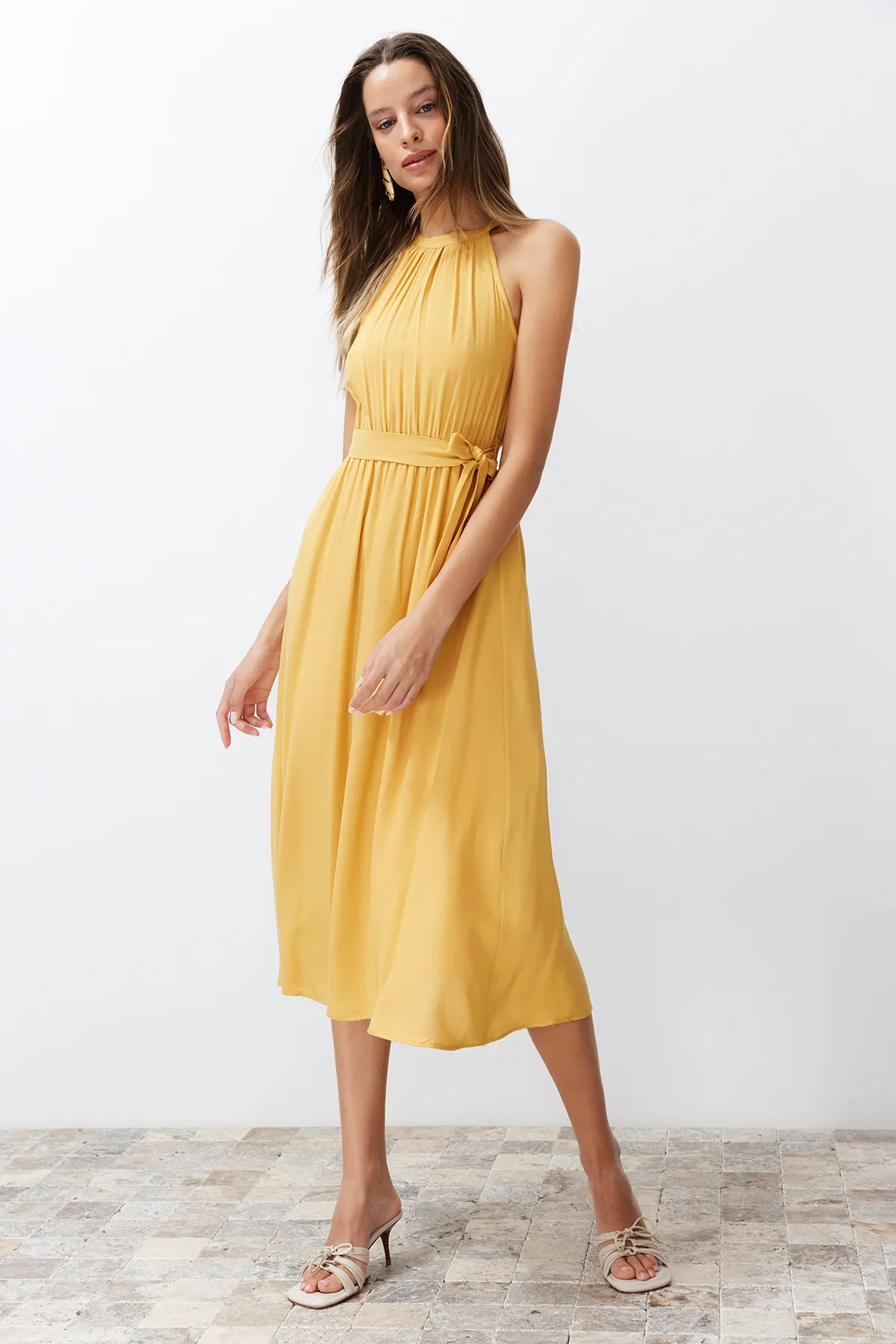 Trendyol Collection  Gelbes A-Linien-Midikleid aus viskosem Webstoff mit Neckholder und Gürtel TWOSS19EL0155