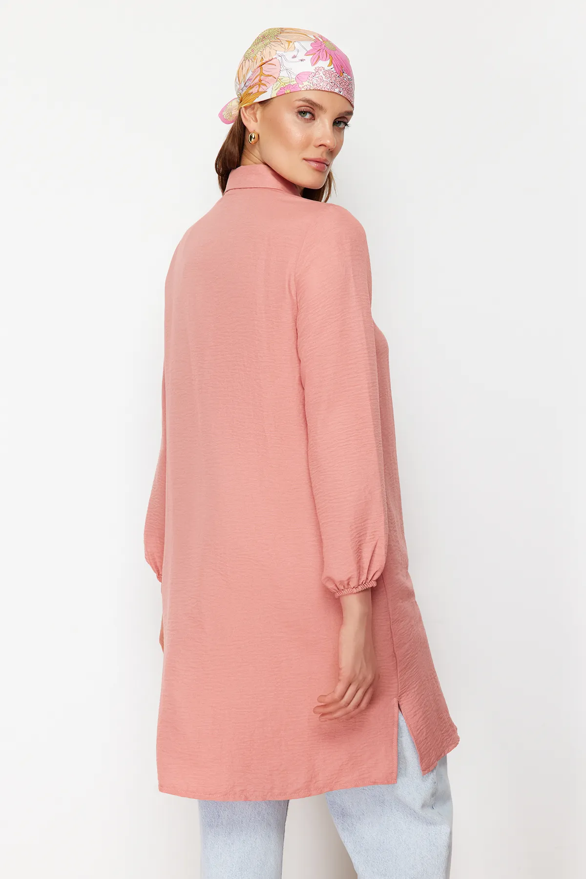 Trendyol Modest  Zimtfarbenes, mittellanges, gewebtes Aerobin-Hemd mit seitlichem Schlitz TCTSS22GO0104