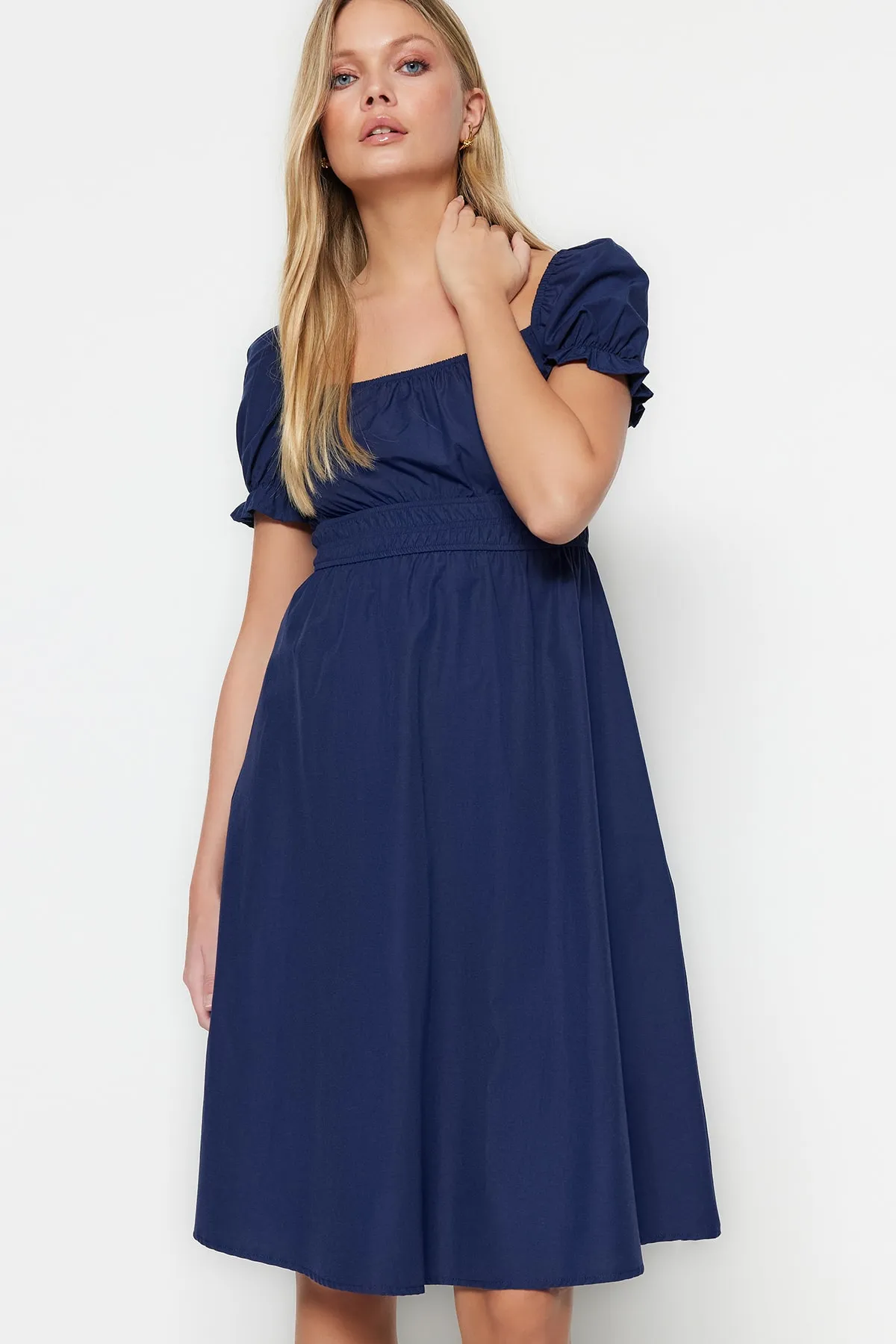 Trendyol Collection  Marineblaues Midi-Webkleid mit Ballonärmeln und Taillenöffnung TWOSS22EL1768
