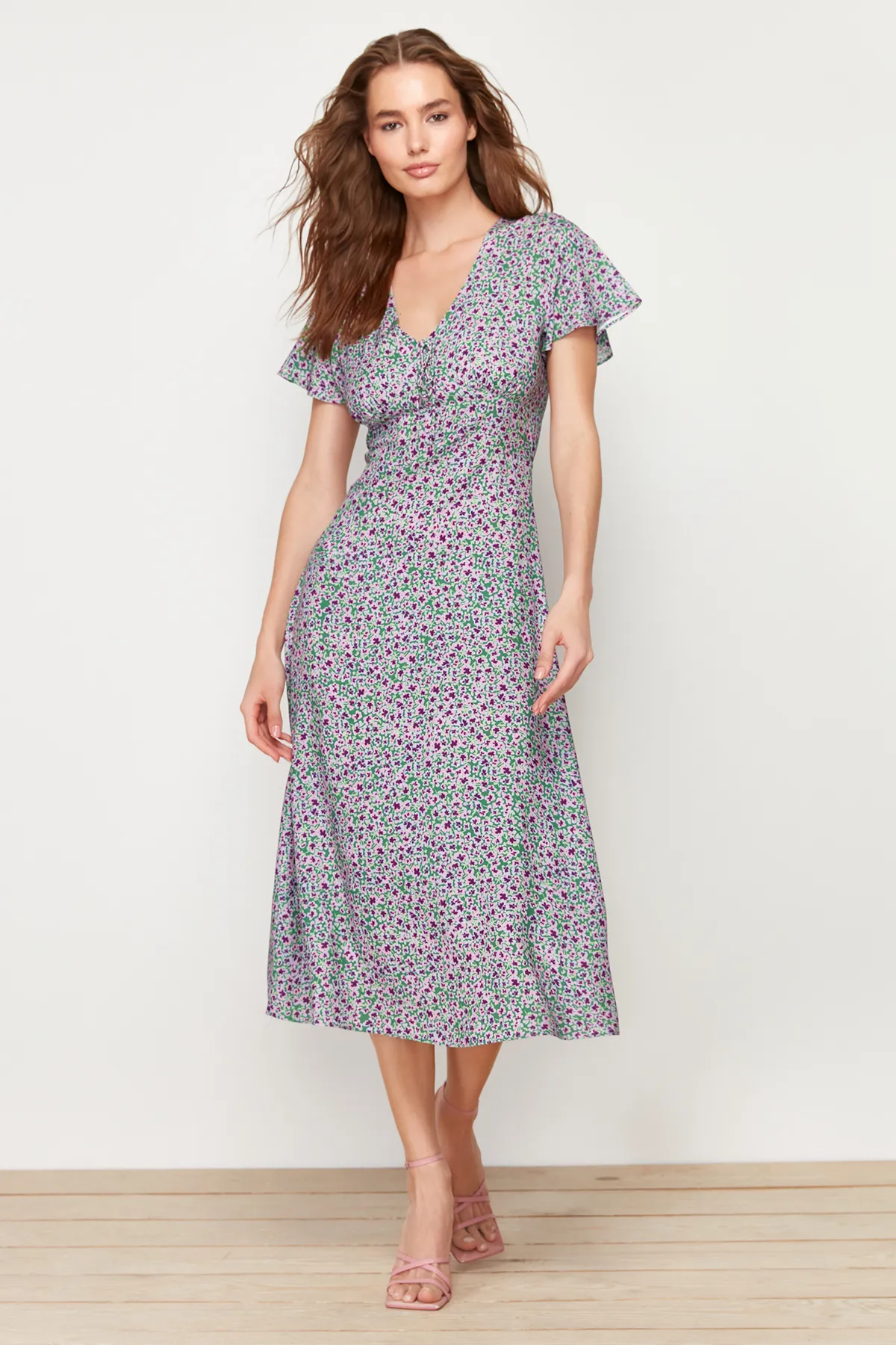 Trendyol Collection  Grünes, gewebtes Midikleid aus 100 % Viskose in A-Linie mit Blumendruck und V-Ausschnitt TWOSS24EL00618