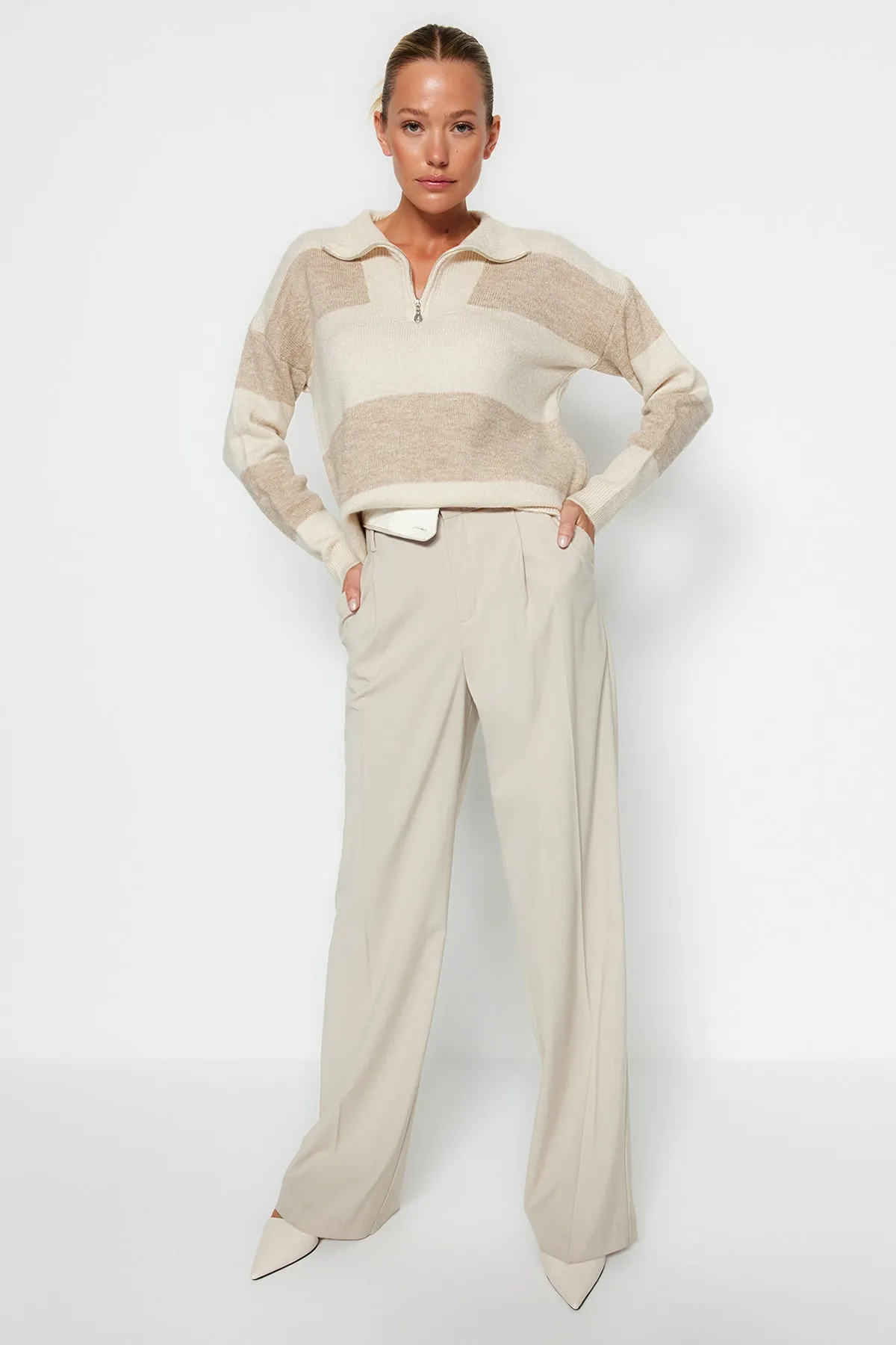 Trendyol Collection  Beiger weich strukturierter Strickpullover mit Stehkragen und Reißverschluss TWOAW22KZ0424