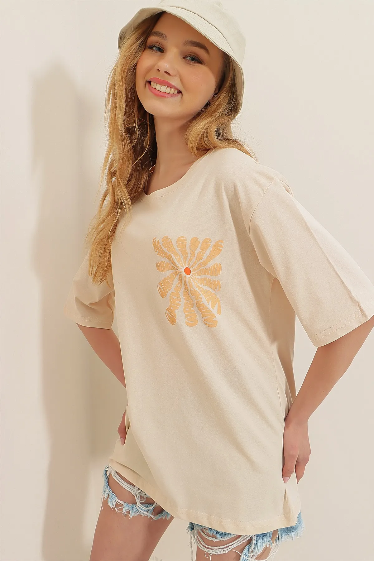 Trend Alaçatı Stili  Beigefarbenes Oversize-T-Shirt aus 100 % Baumwolle mit Rundhalsausschnitt vorne und hinten und Flockdruck für Damen ALC-X7978