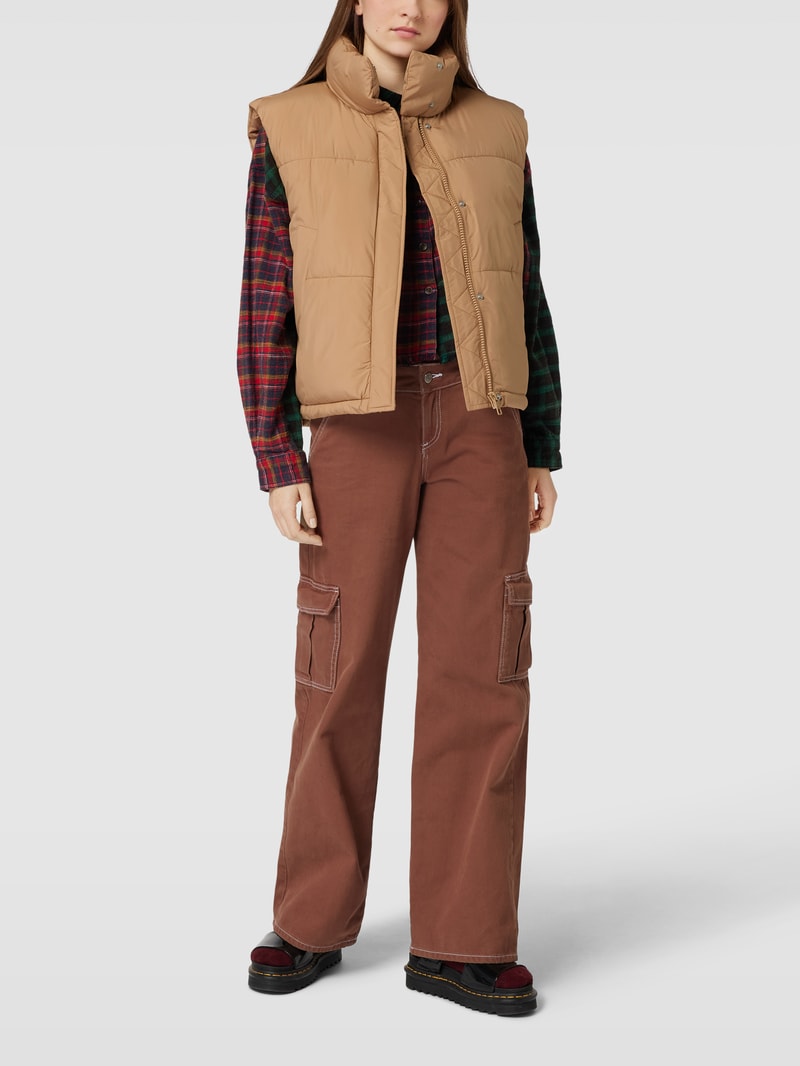 Steppweste mit Label-Detail in camel