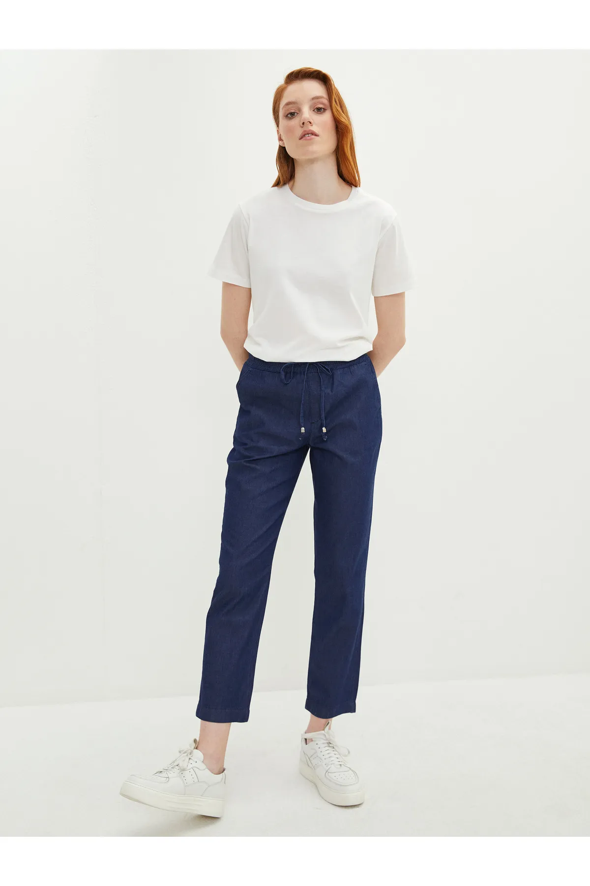 LC Waikiki  Bequeme Passform, gerade geschnittene Jeanshose für Damen mit Taschendetail und elastischem Bund
