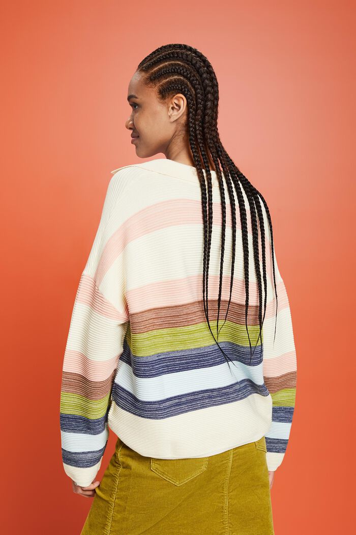 Gestreifter Pullover mit Polokragen und V-Ausschnitt