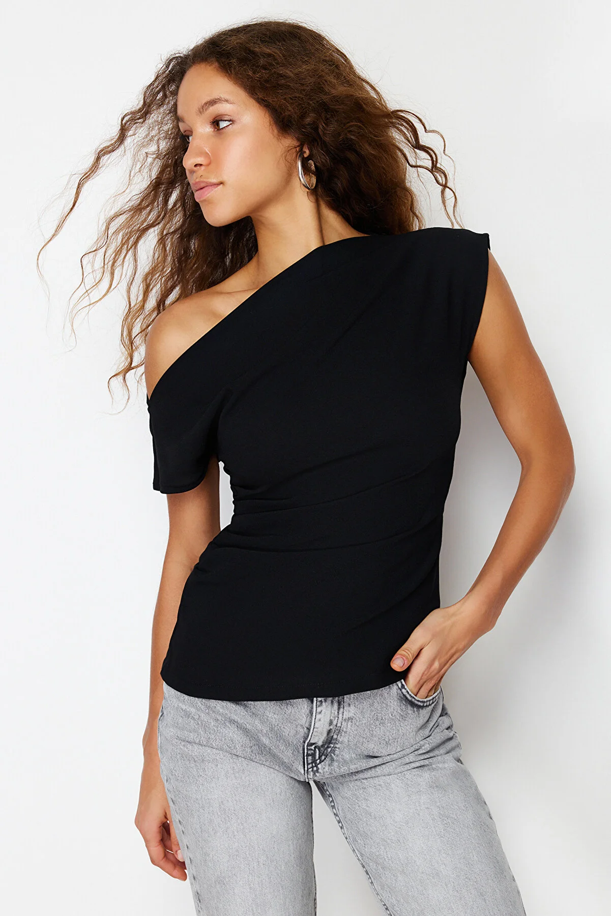 Trendyol Collection  Schwarze, figurbetonte Webbluse mit U-Boot-Ausschnitt TWOSS24BZ00353