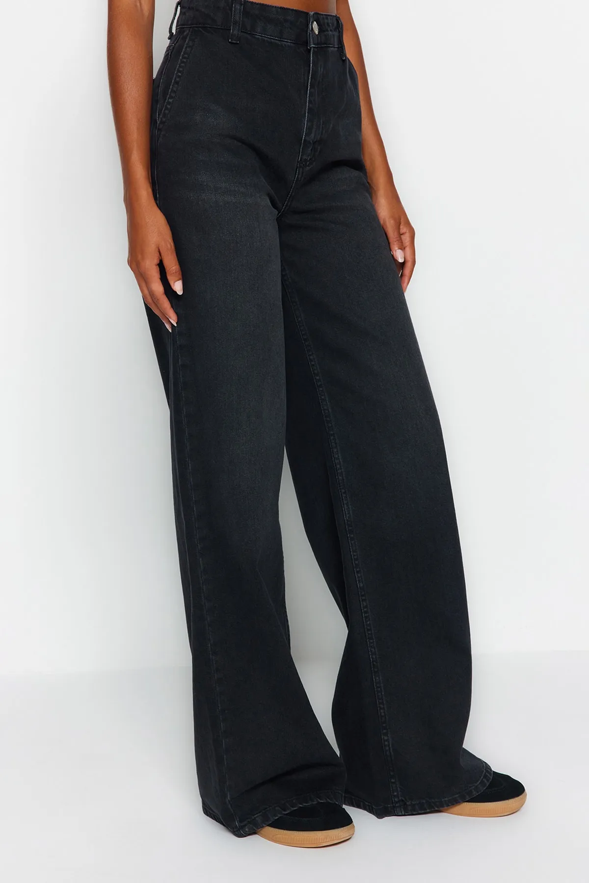 Trendyol Collection  Schwarze Jeans mit hoher Taille und weitem Bein und Taschendetail TWOAW24JE00019