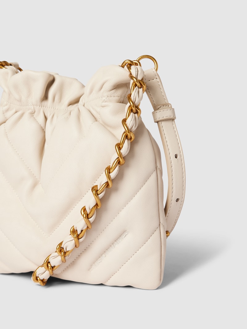 Umhängetasche mit Ziernähten Modell 'SILKY' in offwhite