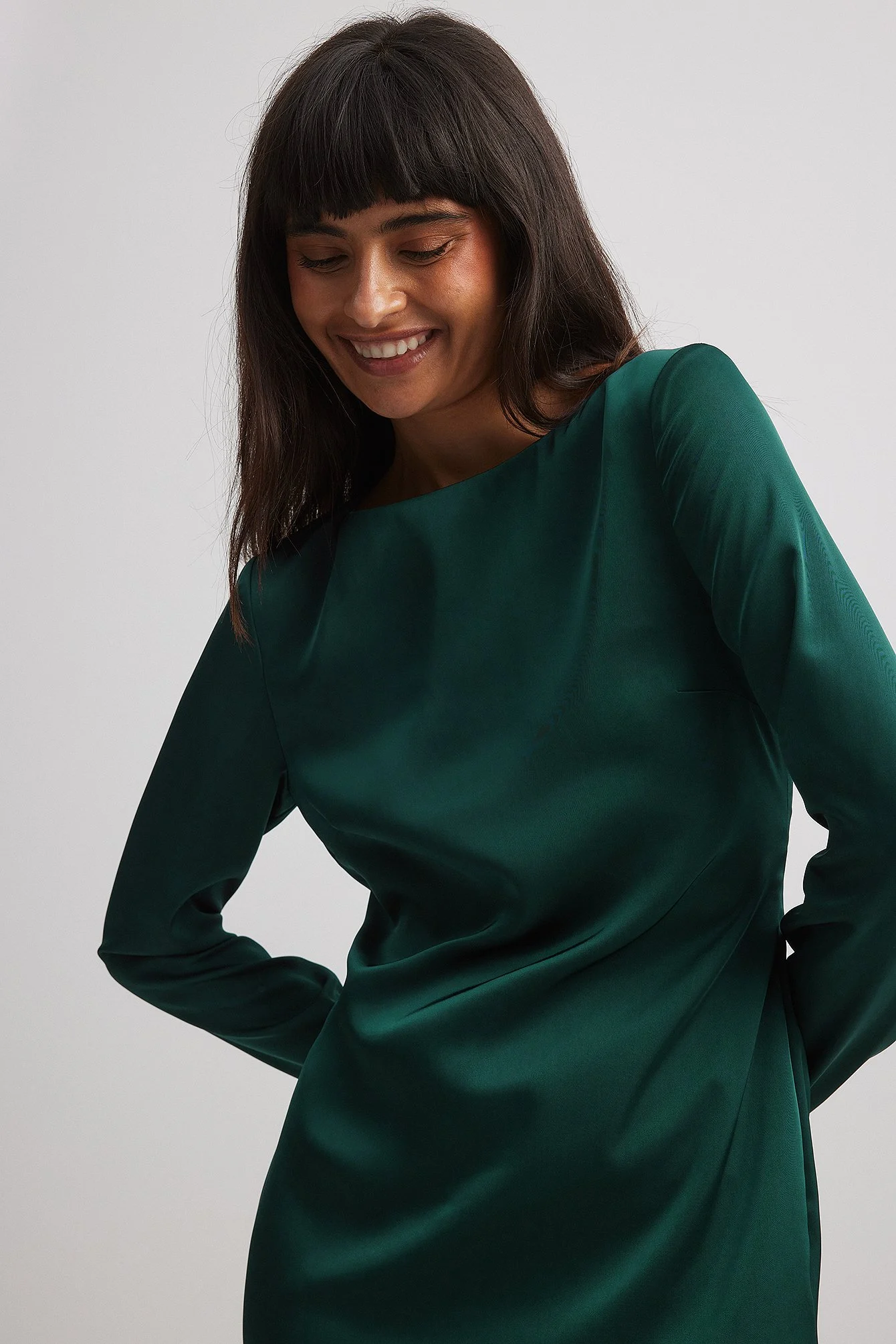 Asymmetrisches Minikleid mit offenem Rücken