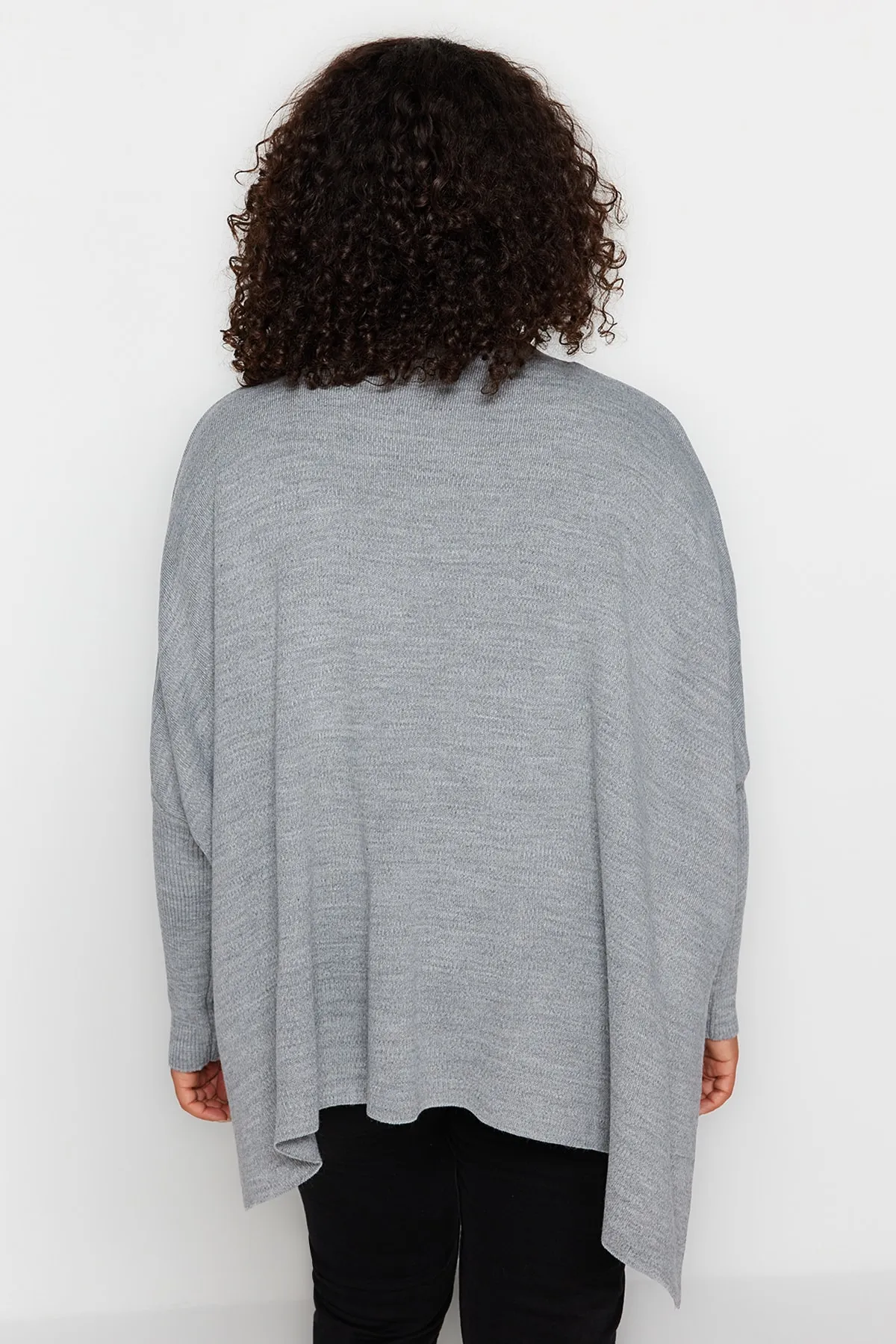 Trendyol Curve  Grau-melierter Strickpullover mit Schlitz und detailliertem Schnitt