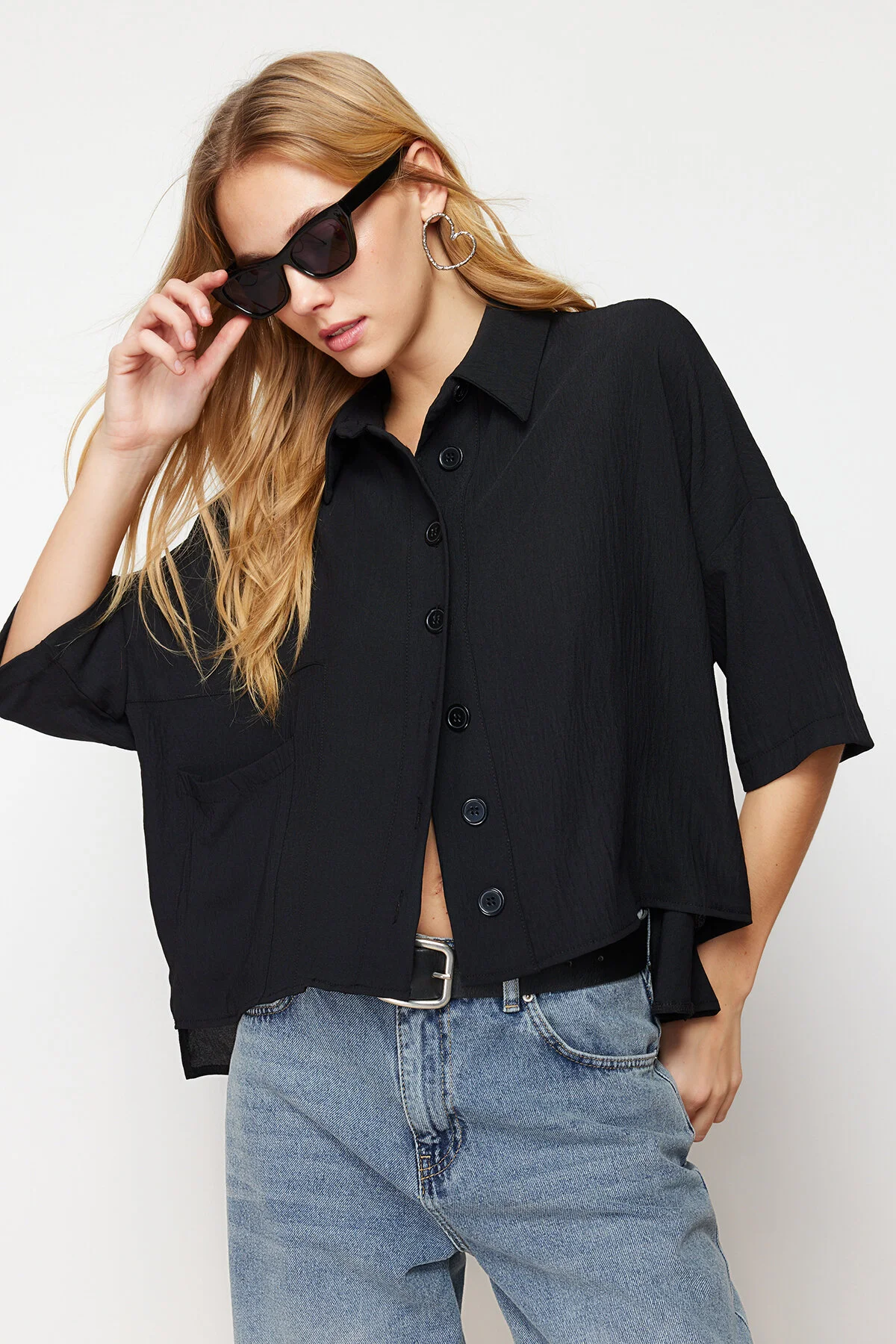 Trendyol Collection  Übergroßes schwarzes Hemd mit Fakirärmeln – weite Passform, gewebt, TWOSS20GO0381