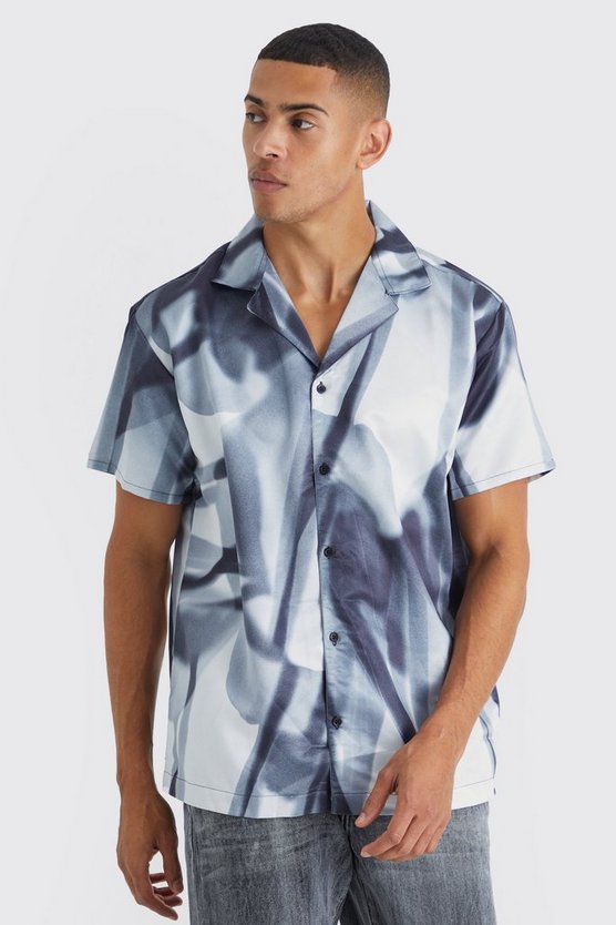 Kurzärmliges Oversize Satin-Hemd mit abstraktem Print