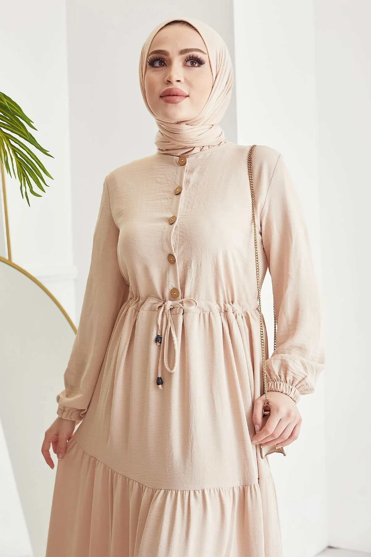 InStyle  Pamela Ayrobin Hijab-Kleid mit Knöpfen – Beige