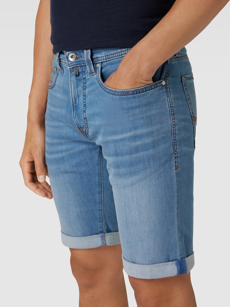Jeansshorts mit Label-Patch in hellblau