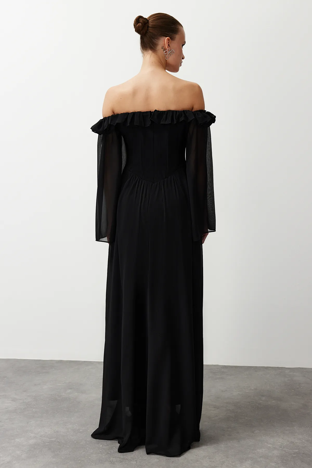 Trendyol Collection  Schwarzes Abendkleid mit Taillenöffnung/Skater-Chiffon, lang TPRSS24AE0016