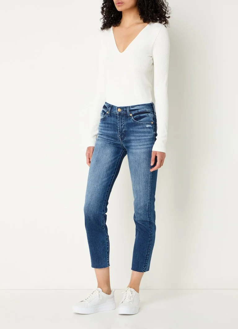 Pantaloni scurți skinny din denim Roxanne cu talie înaltă de la 7 For All Mankind, într-o nuanță medie.