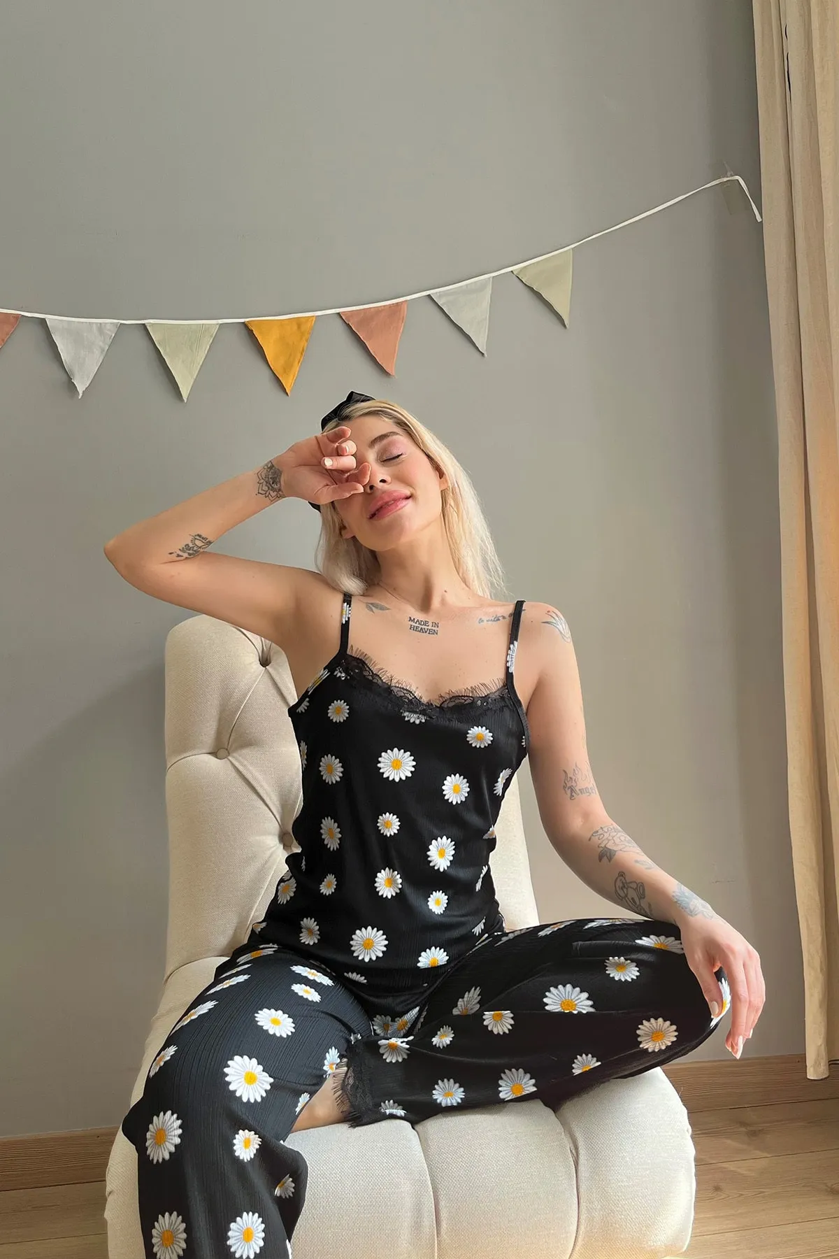 Pijamaevi  Gestricktes Pyjama-Set für Damen in Gelb und Weiß mit Gänseblümchen-Spitze und Seilriemen